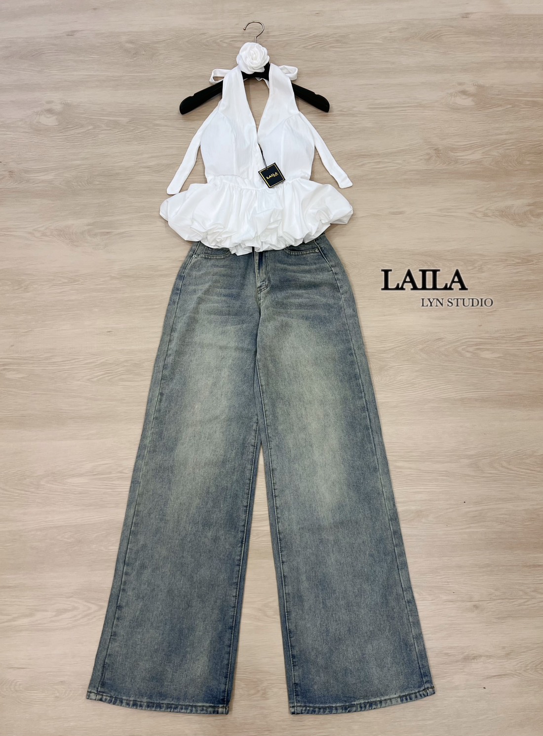 Tag : LAILA Detail: SET เสื้อ+กางเกง เสื้อทรงคล้องคอ งานแต่งผูกโบว์ช่วงคอ ด้านหลังแต่งสม็อคสุดแซ่บ ดีไซน์มาในโทนสีแดง/ขาว แต่งทรงบอลลูน ซับในสองชั้นฟูๆ มาพร้อมกางเกงยีนส์นำเข้าแท้💯 ทรงกระบอกปล่อยๆ เซ็ทนี้เหมาะสำหรับสาวๆสวยแซ่บลงตัวค่าา🖤 **