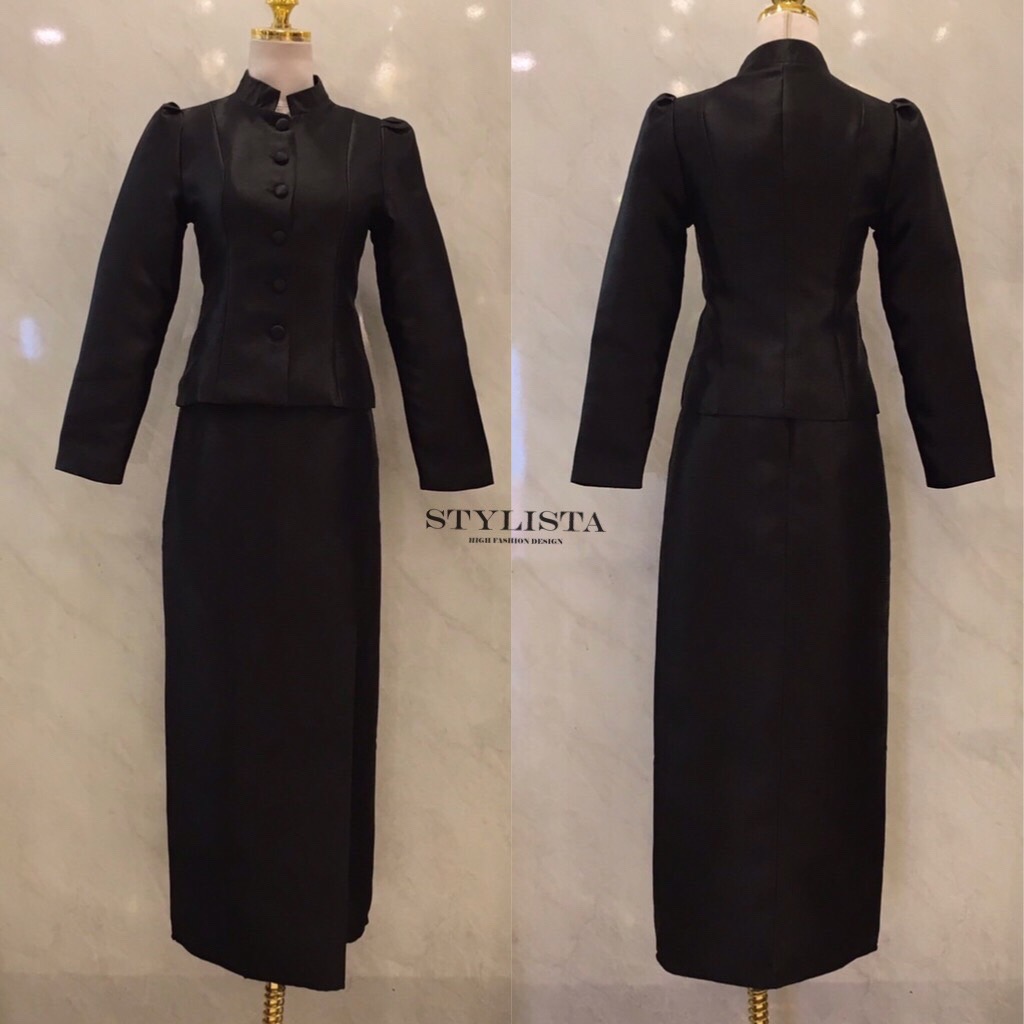 ชุดไทยจิตรลดา แขนยาว คอจีน ทรงเข้ารูป ปลายชายเสื้อทรงโค้งเพิ่มความเฟมินีน • กระดุมหน้าเรียงตัวแนบเนื้อ เรียบหรู เสริมลุคมั่นใจ • บ่าเสื้อมีการเสริมเล็กน้อย เพิ่มความสง่างาม • กระโปรงทรงสอบยาวคลุมข้อเท้า ทรงเรียวสวย ดูภูมิฐาน