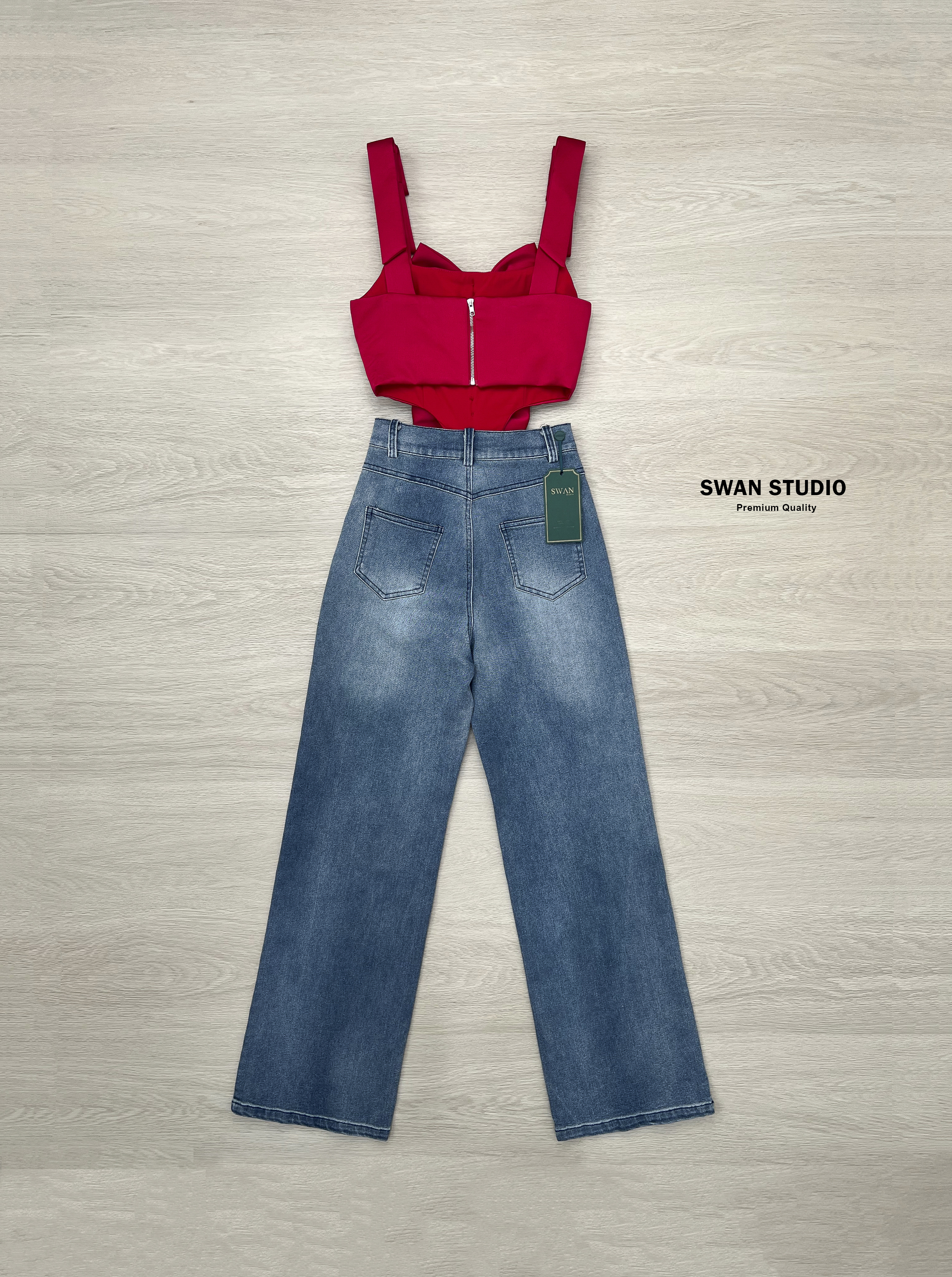 Set เสื้อครอปสีแดง แต่งโบว์สำเร็จที่ไหล่และด้านหน้า อกมีเสริมฟองน้ำ + กางเกงยีนส์ขายาว ทรงสวยมาก ฟอกสีกำลังดี ใส่เป็นอาหมวยตรุษจีนแบบสมัยใหม่แซ่บ ยาวยันวาเลนไทน์ หรือโอกาสอื่นๆได้หมดค่