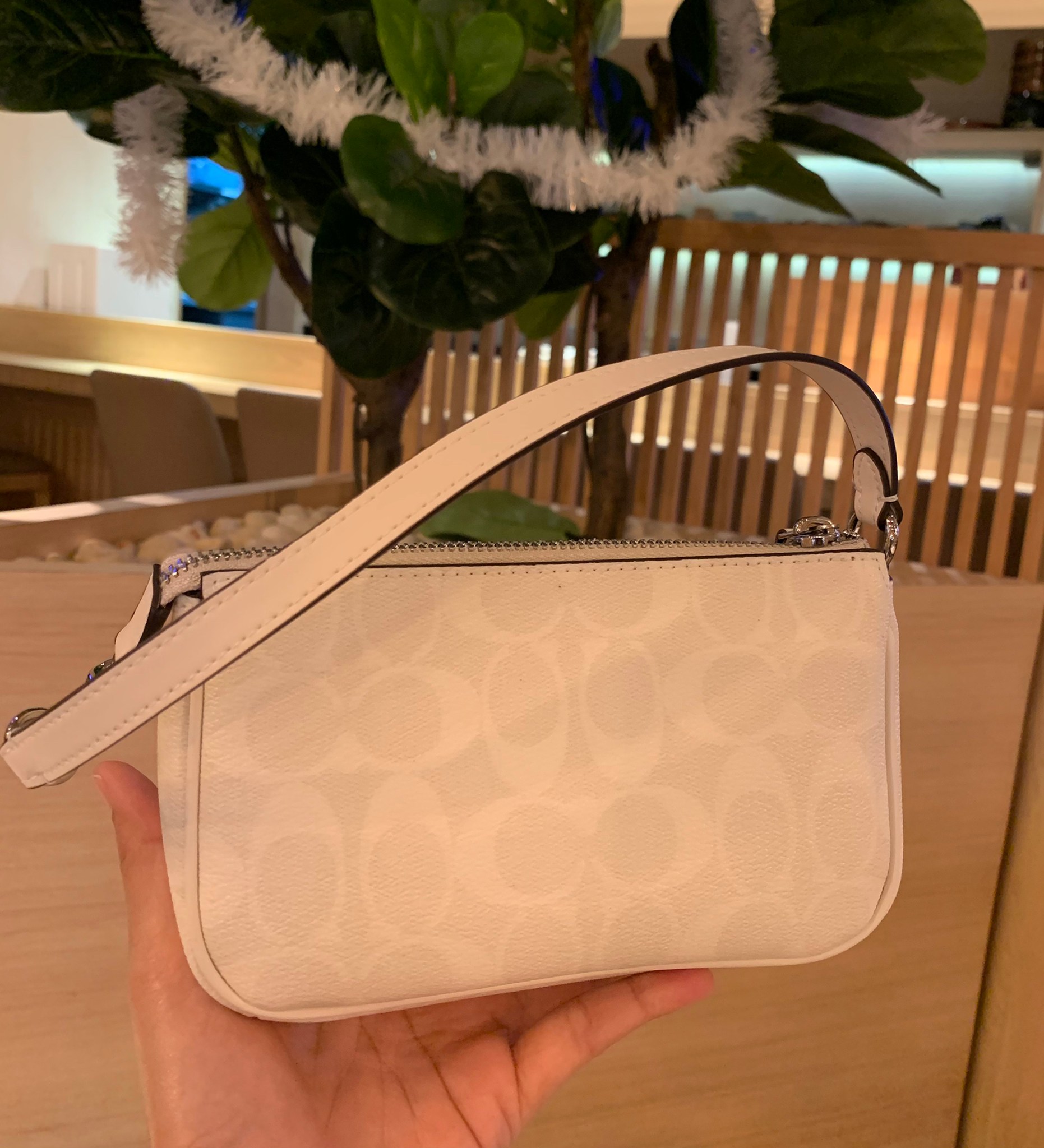 กระเป๋าสะพายไฮโซน่ารักลายคริสมาตร์ แบรนด์เนมโค้ชสีขาวลายC COACH NOLITA HANDBAG