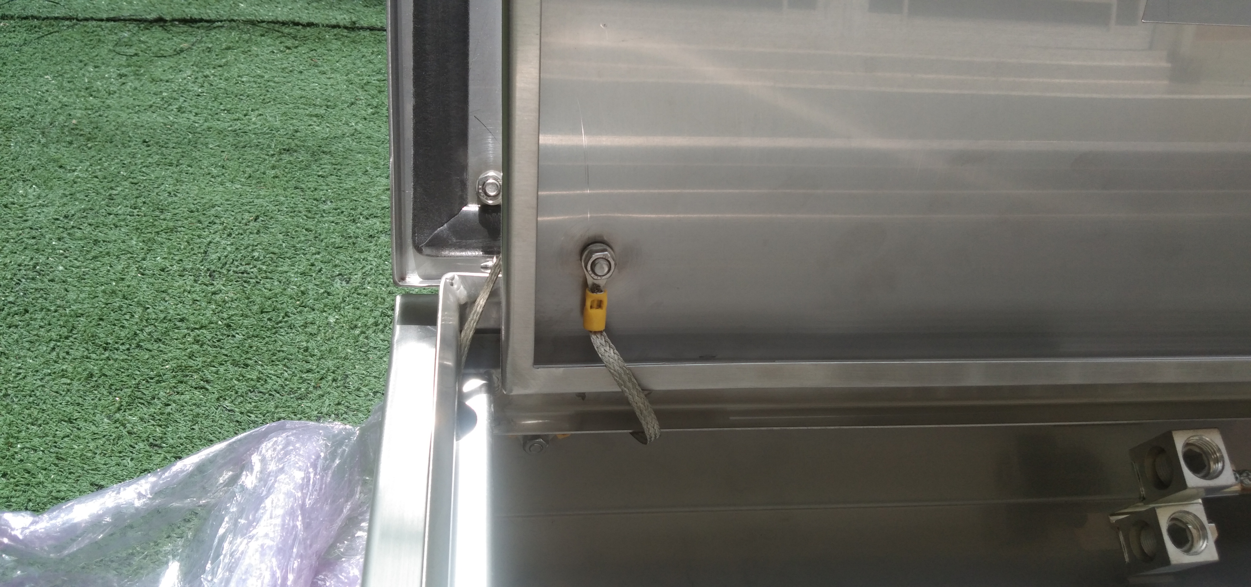 LOAD CENTER 250A ตู้สแตนเลส 304 มีหลังคาสโลป W450xH1050xD152mm. (42ช่อง)