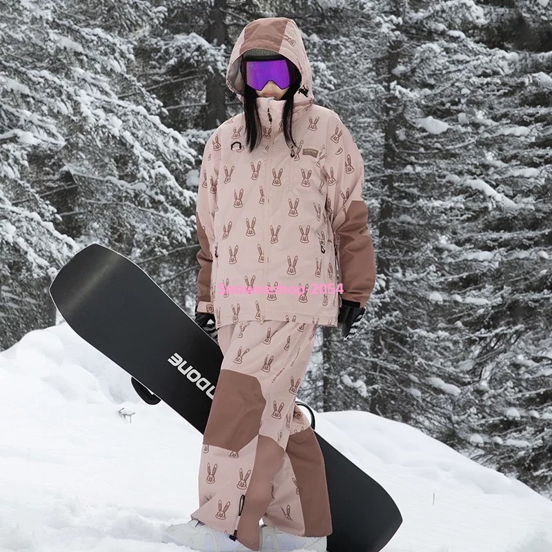พร้อมลุยทุกลานหิมะ ชุดสโนว์บอร์ด / ชุดสกี กันหนาวระดับมืออาชีพ กันหนาวติดลบ ใส่แล้วอุ่นสบาย กันน้ำ กันลม กันหิมะสุดพลัง ทรง Oversize ใส่หลวมๆ เท่ได้ทั้งชาย & หญิง จะสกี จะสโนว์บอร์ด หรือแค่โพสท่าถ่ายรูป ก็คูลสุดๆ