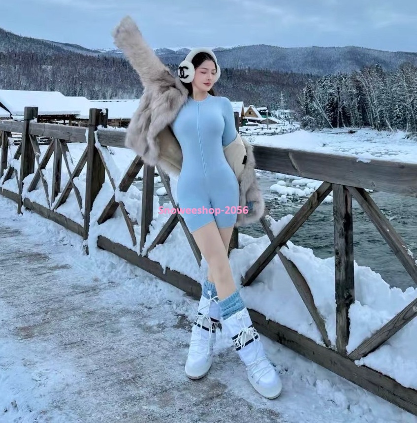 หนาวแค่ไหนก็ยังสวย บอดี้สูทไหมพรมแขนยาว รุ่นใหม่สีฟ้า ดีไซน์เข้ารูป เน้นหุ่นเป๊ะ ซิปหน้าใส่ง่าย แถมดูเก๋ ขาสั้นแต่เพิ่มความอุ่น ใส่ได้ทั้งเที่ยวเล่น & แฟชั่น ใส่ถ่ายรูปก็คือปังทุกช็อต!