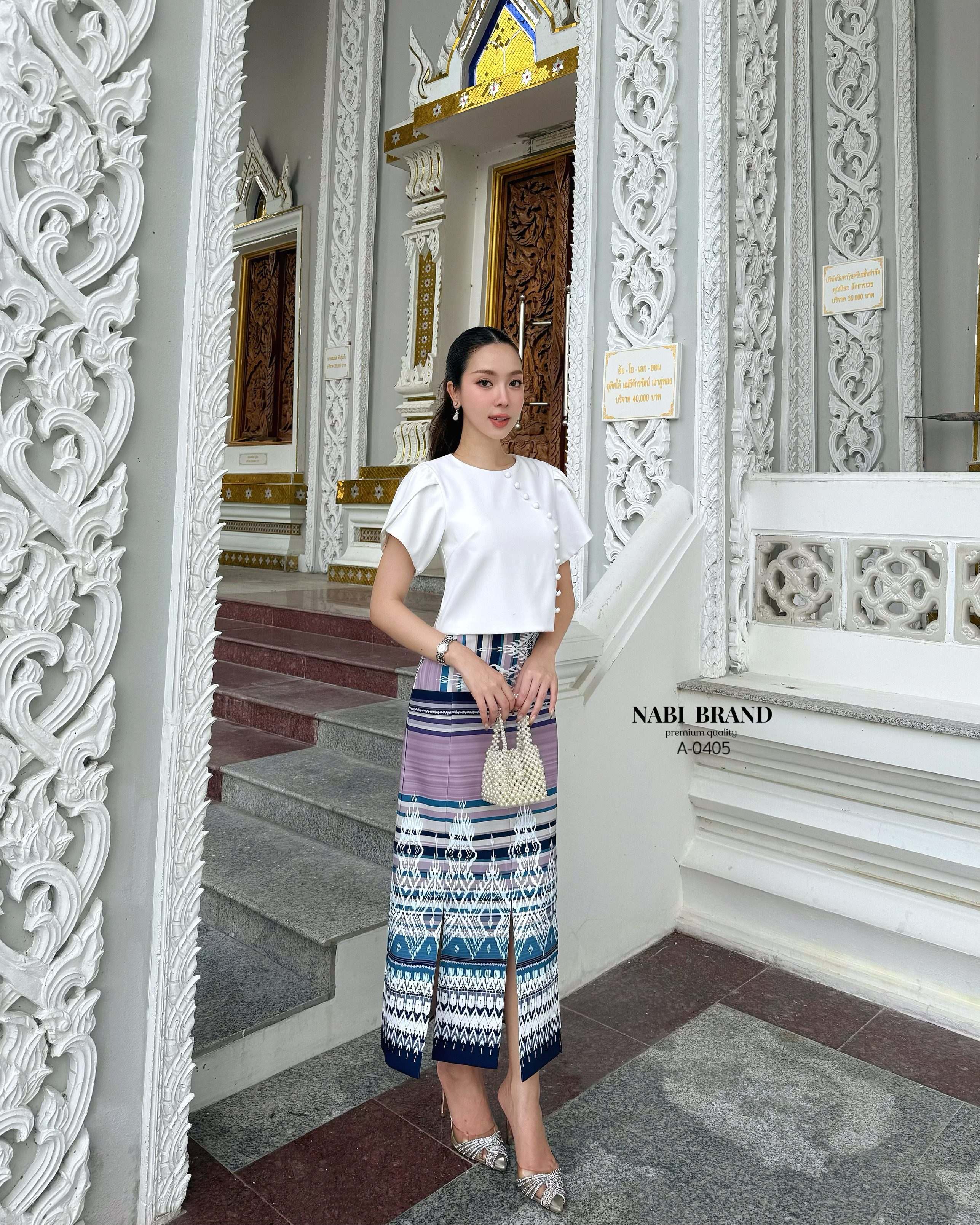 ชุดไทย คอลใหม่อย่างเลิศหรู ใครมองหาชุดไทยแบบใหม่ จัดมาได้เลยนะคะ🤍 ชุดเซท 2 ชิ้น เสื้อคอกลมแต่งกระดุมด้านหน้า ผ้าดี แต่งแขนกลีบบัว ทรงปล่อยๆ เข้าเซทกับกระโปรงพิมพ์ลายอย่างสวย แต่งผ่าหน้า เดินได้คล่องตัว ชุดมีซับในและฟองน้ำ งานซิบหลังทั้งเซท ใกล้วัน