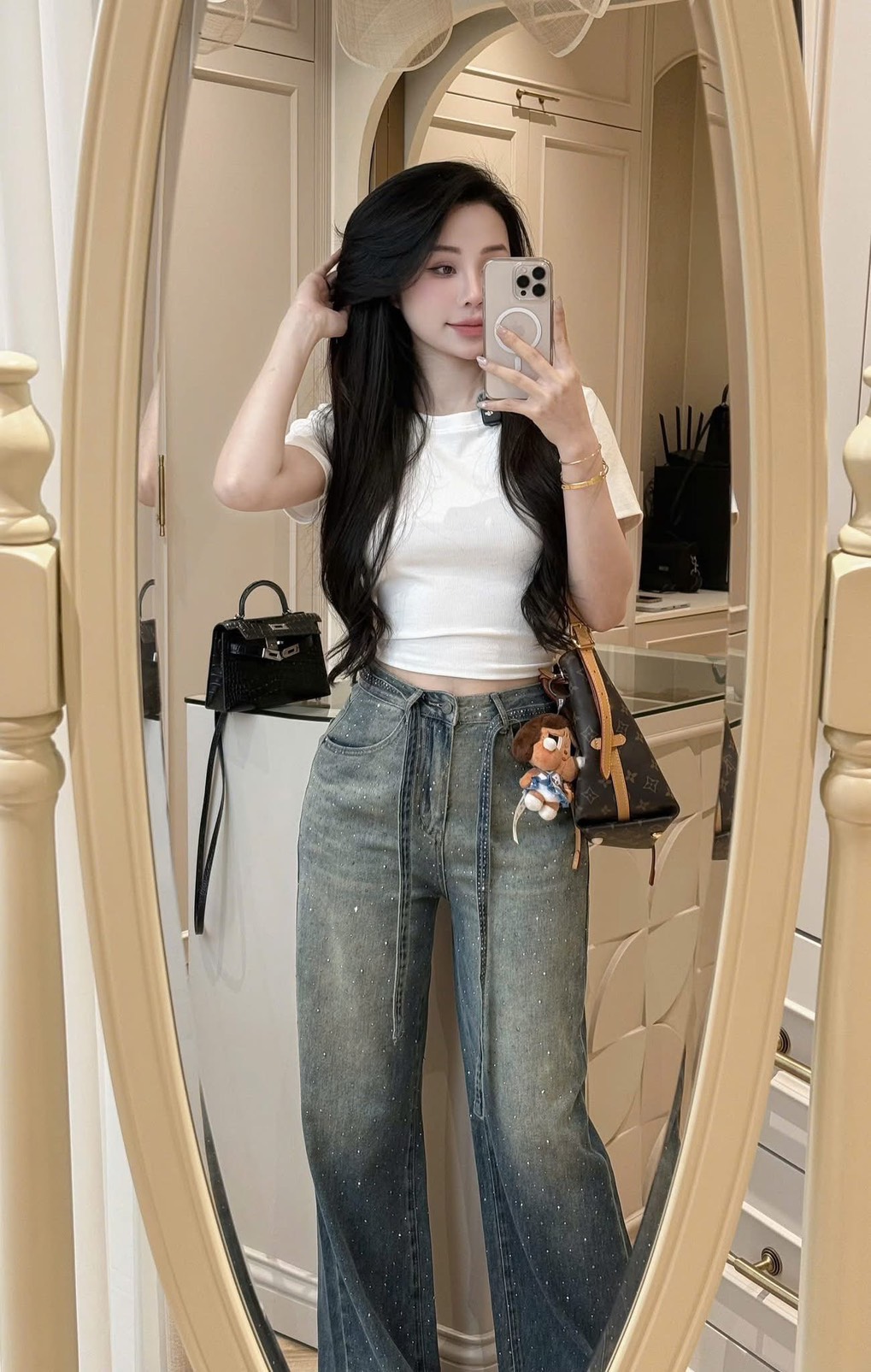 Set 3 ชิ้น เสื้อทรงเบบี้ทรีสีขาวเนื้อผ้านิ่มไม่บางคอกลมแขนกุด ทรงพอดีตัวเอวไม่เต่อ ม่พร้อมกับกางเกงยีนส์เอวสูงสีเข้มฟอกเฟดเป็นลาย กระดุมและซิปด้านหน้ามีกระเป๋าล้วงทั้งสองข้าง ความเก๋คือติดอะไหล่เพชรทั้งตัว วิบวับวิบวับและยังมีเชือกคาดเอวให้อีกเส้น สวยมากๆ