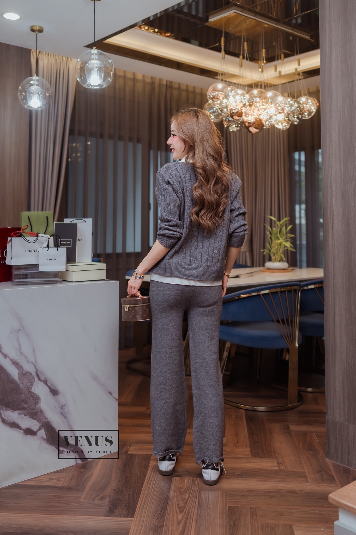 Knitting Set ชุดเซตผ้าทอ ตัวเสื้อเป็นคอปก แต่งซิปด้านหน้า แต่งสลับสีขาว งานมาพร้อมกับกางเกงเข้าชุดกันนะคะ แม๊ทกับรองเท้าผ้าใบก็น่ารักคะ