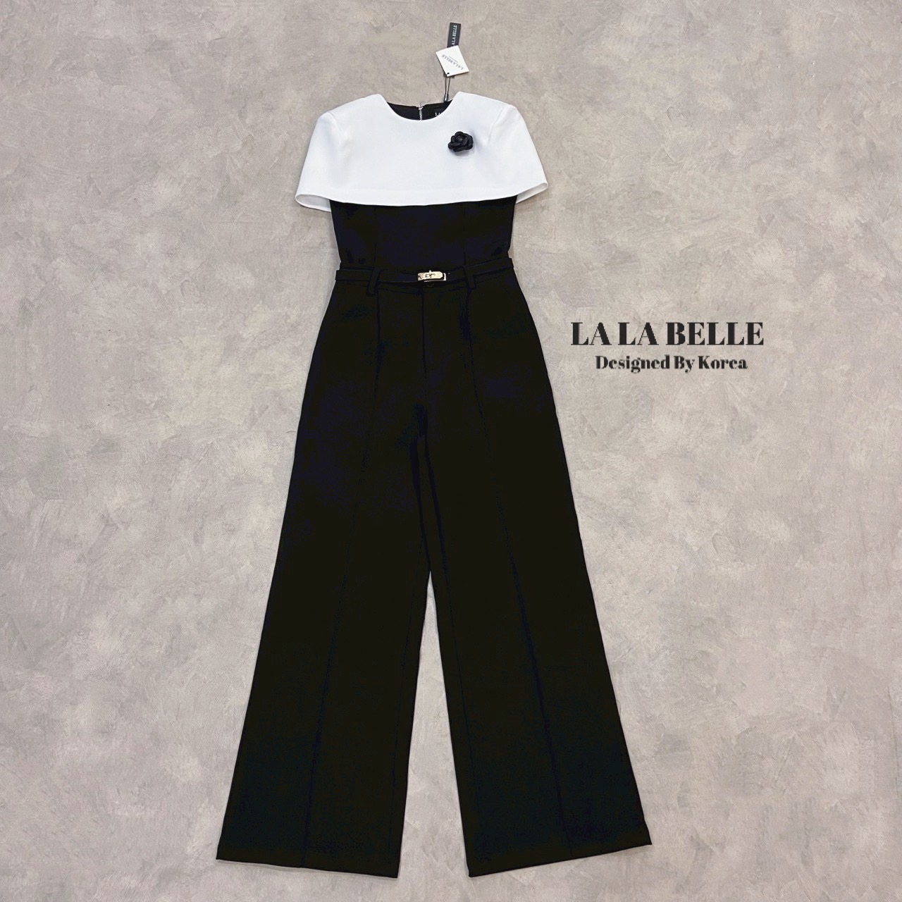 ซต4ชิ้นผ้าสูททูโทนเสื้อทรงคลุมไหล่ทรงสวยด้านหลังผ่าซิปแต่งเข็มกลัดดอกไม้ใส่เข้าในกางเกงขายาวทรงสวยตะเข็บหน้าใส่แล้วสูงผอมมาพร้อมเข็มขัดเข้าชุดสีเดียวกันมีซับในอัดกาวผ้าดีมากๆ