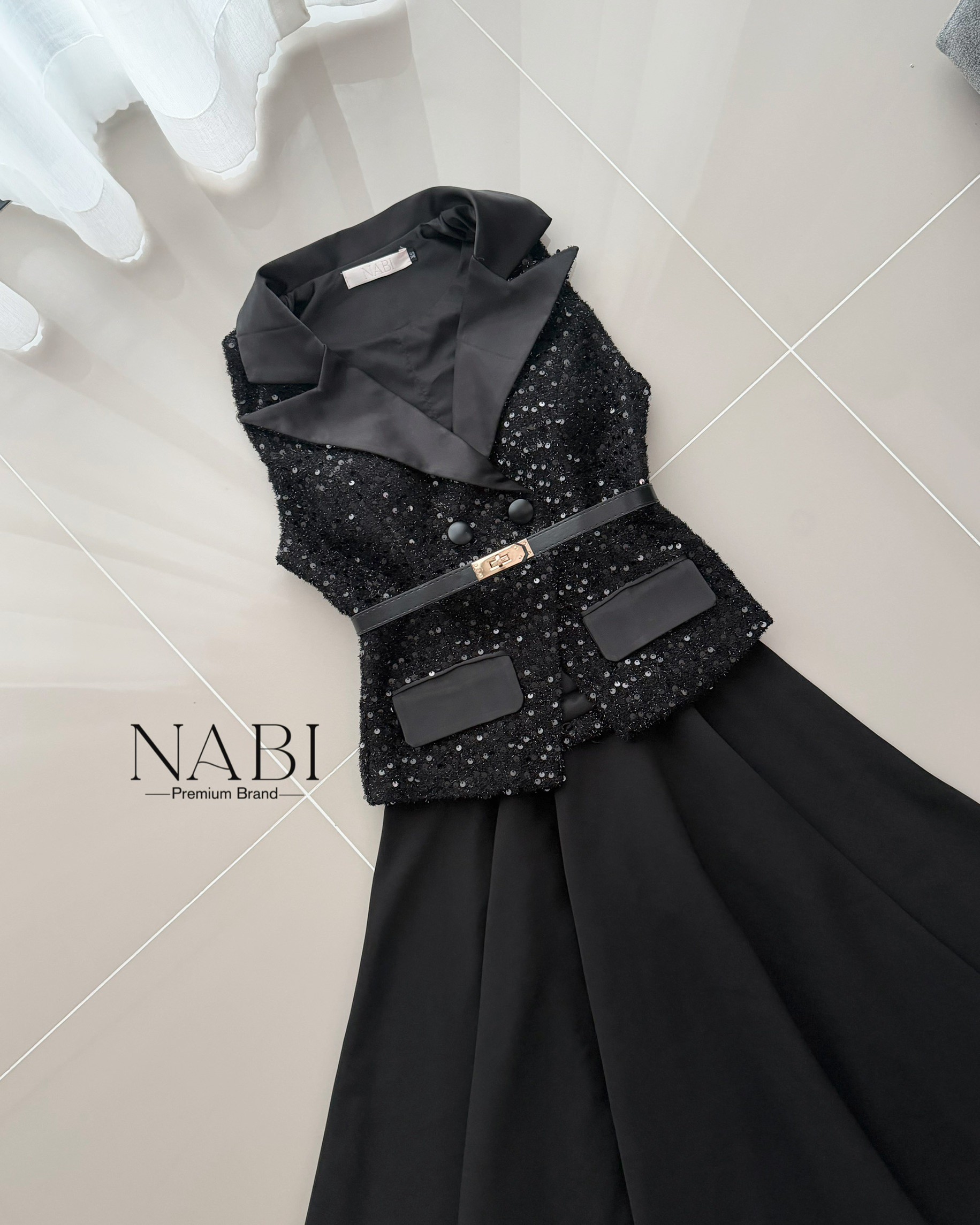 Detail :: Set 3 ชิ้น เสื้อมผ้าทวิส กริตเตอร์แขนกุด แต่งปกเงากระดุมเงา มาพร้อมกระโปรงผ้าสูทพริ้วๆ ซิบหลัง ชุดมีซับในและฟองน้ำอย่างดี เข้าเซทกับเข็มขัดหนัง เสริมลุคสาวๆ ให้ดูมีสง่าราศี ดูดีได้ทุกวัน ใส่ออกงาน ใส่ทำงานได้เลย ผ้าเกรดดี งานว้าวมาก คอนเฟิร์ม ใค