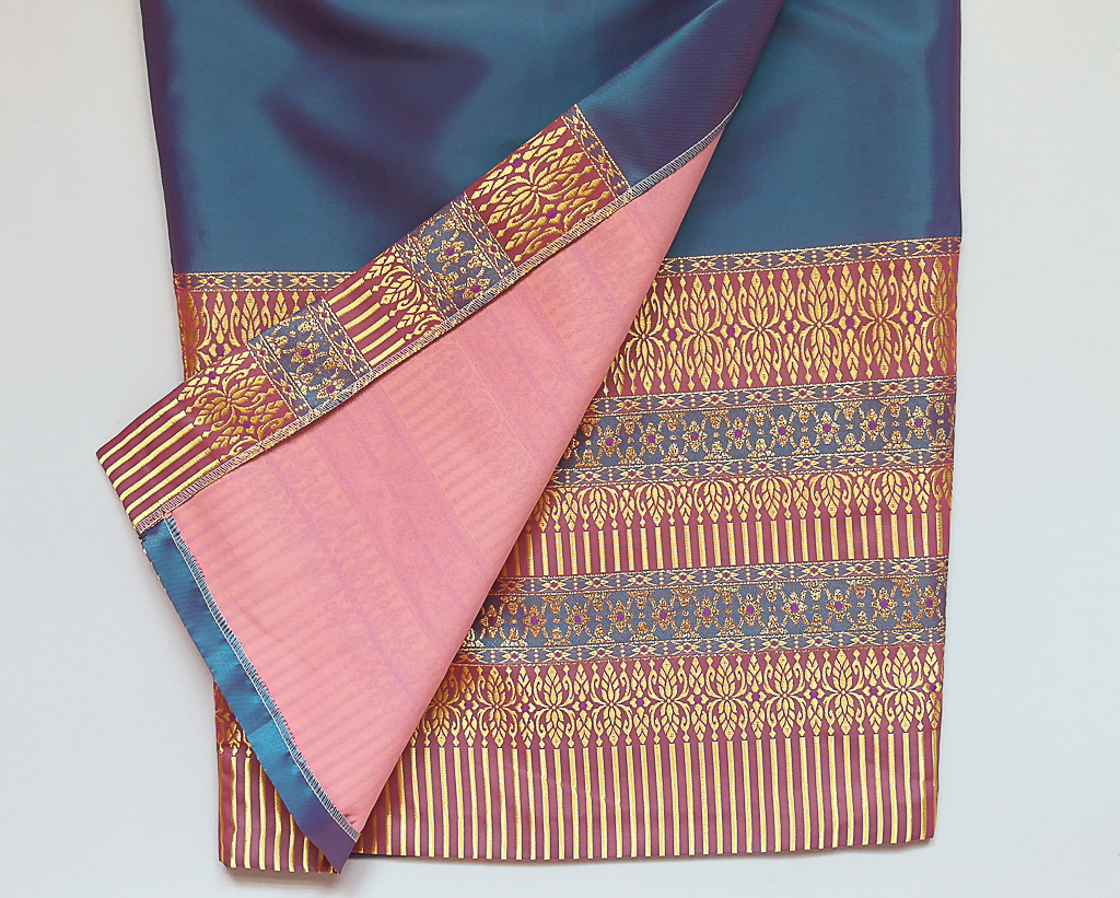 ผ้าถุงไหมสำเร็จรูป (สีน้ำเงินอมม่วง) งานตัดเย็บประณีต อัดผ้ากาวตามสีของผ้าถุง เนื้องานดีเกรด A (รอบเอว 28 นิ้ว)