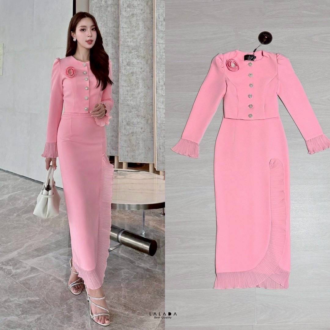 set 2 ชิ้นเสื้อสีเหลืองแขนยาวกระดุมหน้า ปลายแขนแต่งระบาย ตัดเย็บอย่างดีมีซับใน + เข็ดกลัดดอกไม้ + กระโปรงยาวเนื้อผ้าเดียวกันแต่งระบายด้านหน้า สวยลัคชู ใส่ไปไหนก็รอดค่ะ