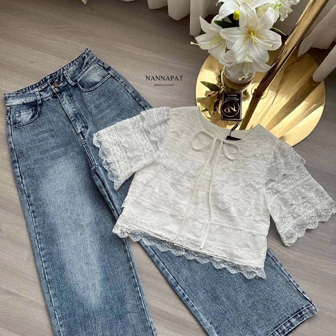 SET เสื้อ ผ้าลูกไม้นุ่มๆดีไซน์เป็นชั้นๆ แต่งเชือกผูกโบว์ + กางเกงยีนส์แท้ฟอก ทรงสวยเป๊ะ แม็ชกันลงตัวเวอร์ๆเลยค่าา