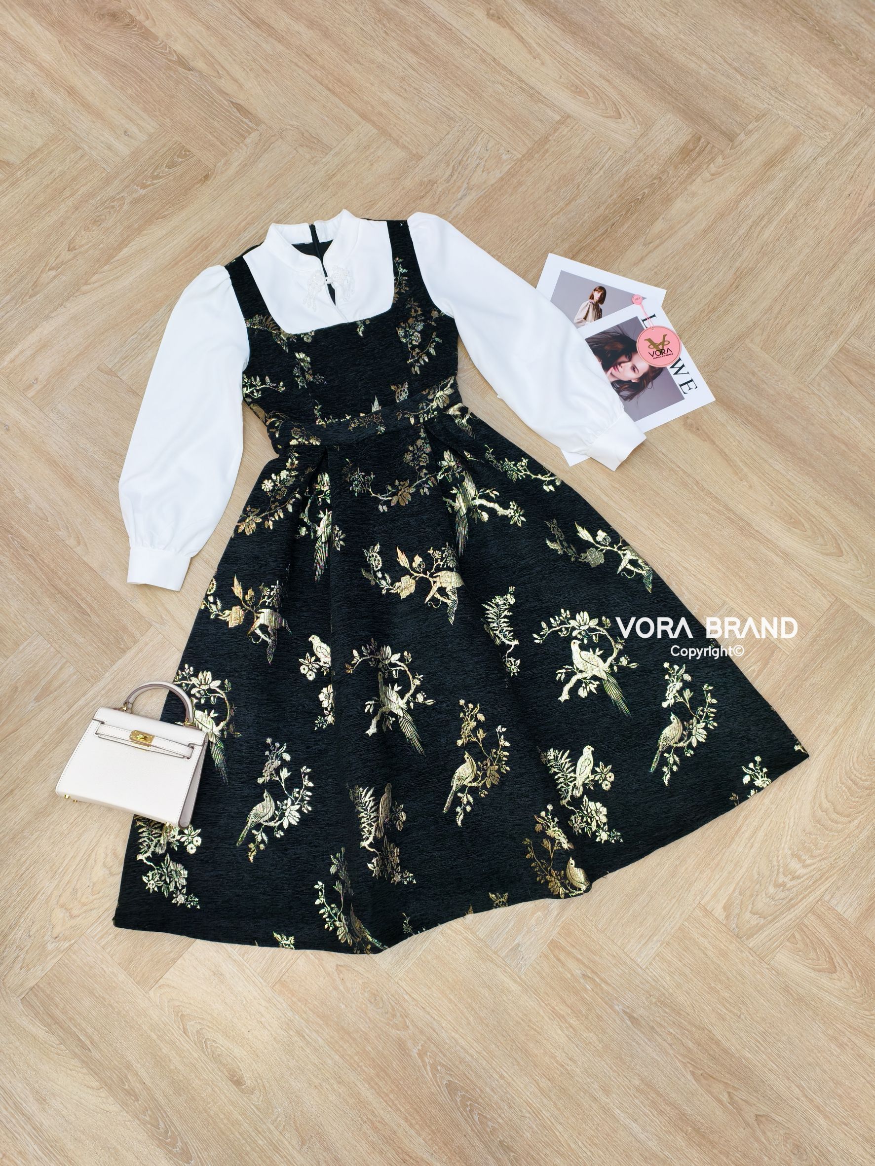 Dress ยาว แต่งเสื้อแขนยาวคอจีนติดกันกับชุด แต่งกระดุมช่วงคอเสื้อ ช่วงตัวใช้ผ้าทอลายสวย เอวเข้ารูป ช่วงกระโปรงจับจีบบานสวย เนื้อผ้าทอลายสวย มีน้ำหนักทิ้งตัวสวย มีซับในทั้งชุดค่ะ ใส่ออกมาเป็นทรงสวยสุดๆค่า ซับในทั้งชุดค่า