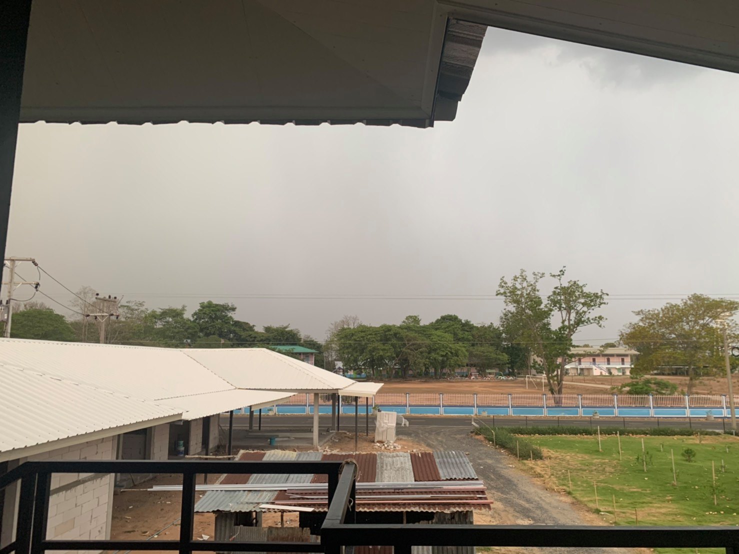 ขายบ้านพร้อมที่ดินมีพื้นที่สวนกว้างขวางพร้อมสำหรับทุกคนในครอบครัว2ไร่13ตรว.ติดถนนใหญ่ใกล้อบต.ป่าชัน 340 เมตร จ.บุรีรัมย์