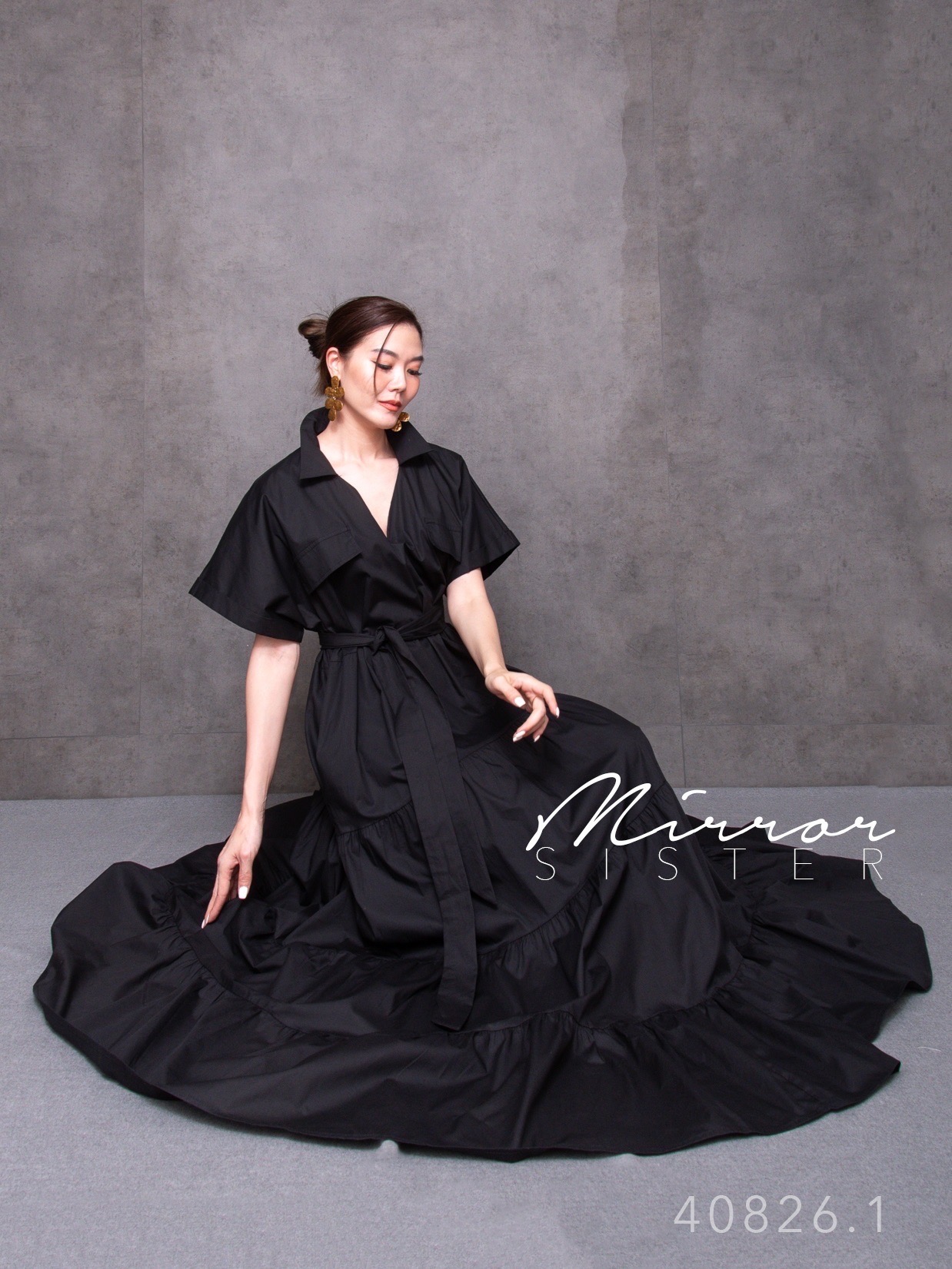 MiRRoRSiSTER's KANNi MaXiDReSS•• แมกซี่เดรสเชิ้ตสวยสะพรึง..!! ช่วงบนเป็นเชิ้ตทรงโคร่งคอวีแขนสั้น แต่งกระเป๋าคู่มีฝาปิด2ข้างช่วงอก ช่วงล่างเป็นกระโปรงต่อผ้าทรงบานย้วย มีเชือกให้ผูกเอวเพื่อความเข้ารูปตามไซส์ที่ต้องการ เนื้อผ้าpremium ใครใส่ก็สวย โดดเด่