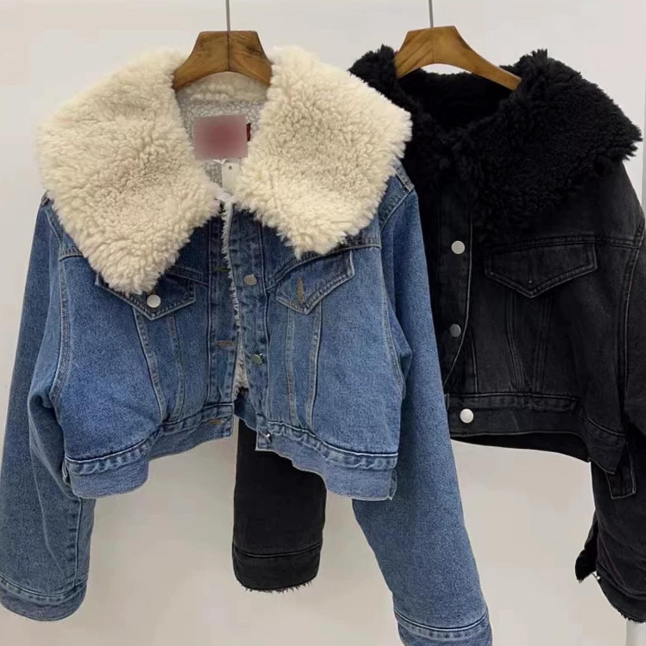 Denim Jacket🐨 แจ็คเก็ตผ้ายีนส์ปกใหญ่ ด้านในขนนุ่ม ดูมีสไตล์ ขนาดพอดีตัว อุ่นๆ กระเป๋าข้าง รุ่นนี้ขอบอกทริปไปเที่ยวได้ใส่แน่