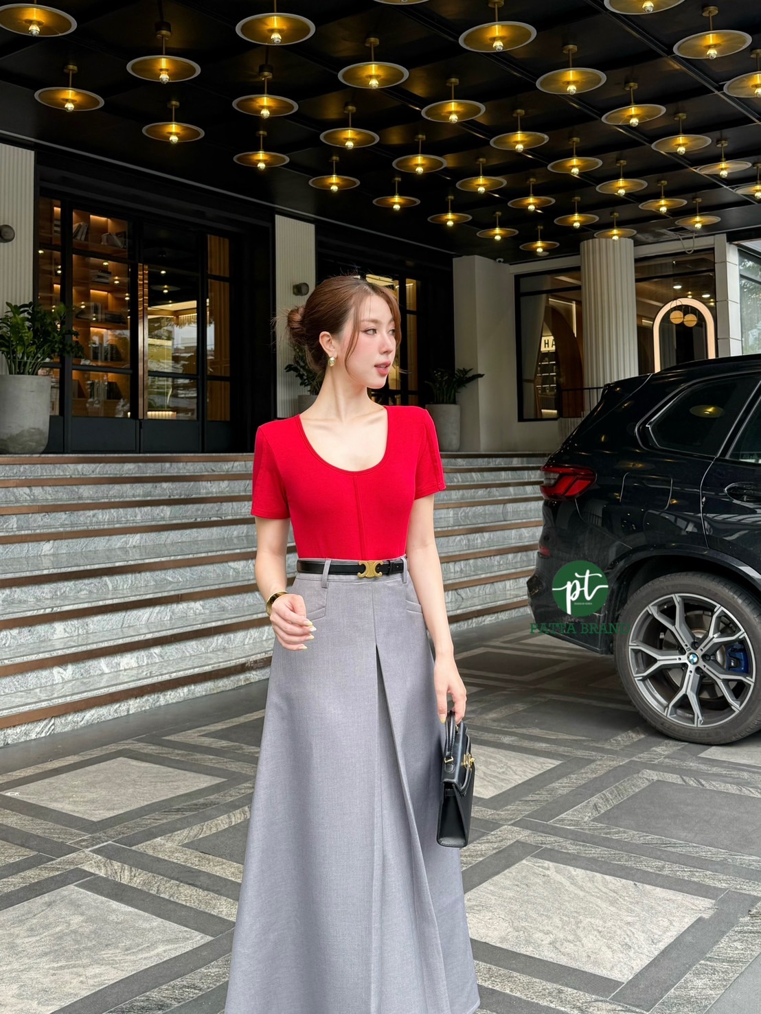 Set 2 ชิ้น เสื้อยืดแขนสั้นสีแดงทรงเข้ารูปสวย ดีเทลตีเกร็ดสวย แมทซ์กับกระโปรงยาวสีเทาแต่งจีบหน้า กระเป๋าหน้า2ข้าง ใช้งานได้จริง มีซิปหลัง