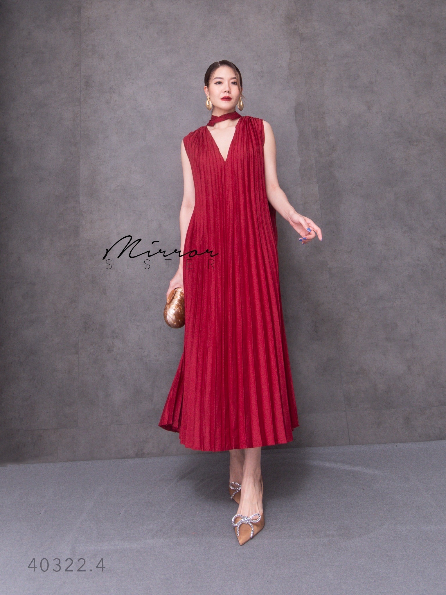 MiRRoRSiSTER 's MagNě PLeaTed DReSS•• เดรสพลีทแขนกุด ทรงหลวม แพทเทรินสวยใส่ง่าย ช่วงคอVดีเทลเก๋มีเชือกให้ผูกโบว์ได้ตามใจชอบ อัดพลีทเฉียบแน่นๆ ใส่ไปงานสวยหรูดูดีไม่มีอายใคร ใครใส่ก็ถูกใจ สวยทุกเฉดสี Must Have..!!