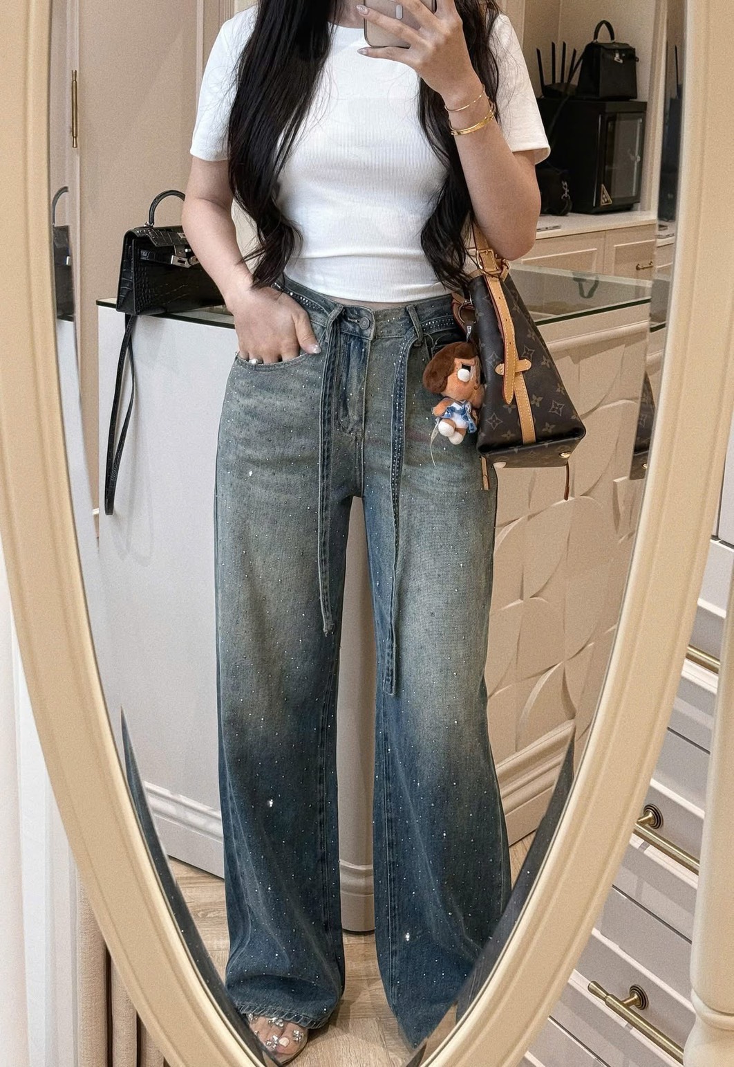Set 3 ชิ้น เสื้อทรงเบบี้ทรีสีขาวเนื้อผ้านิ่มไม่บางคอกลมแขนกุด ทรงพอดีตัวเอวไม่เต่อ ม่พร้อมกับกางเกงยีนส์เอวสูงสีเข้มฟอกเฟดเป็นลาย กระดุมและซิปด้านหน้ามีกระเป๋าล้วงทั้งสองข้าง ความเก๋คือติดอะไหล่เพชรทั้งตัว วิบวับวิบวับและยังมีเชือกคาดเอวให้อีกเส้น สวยมากๆ