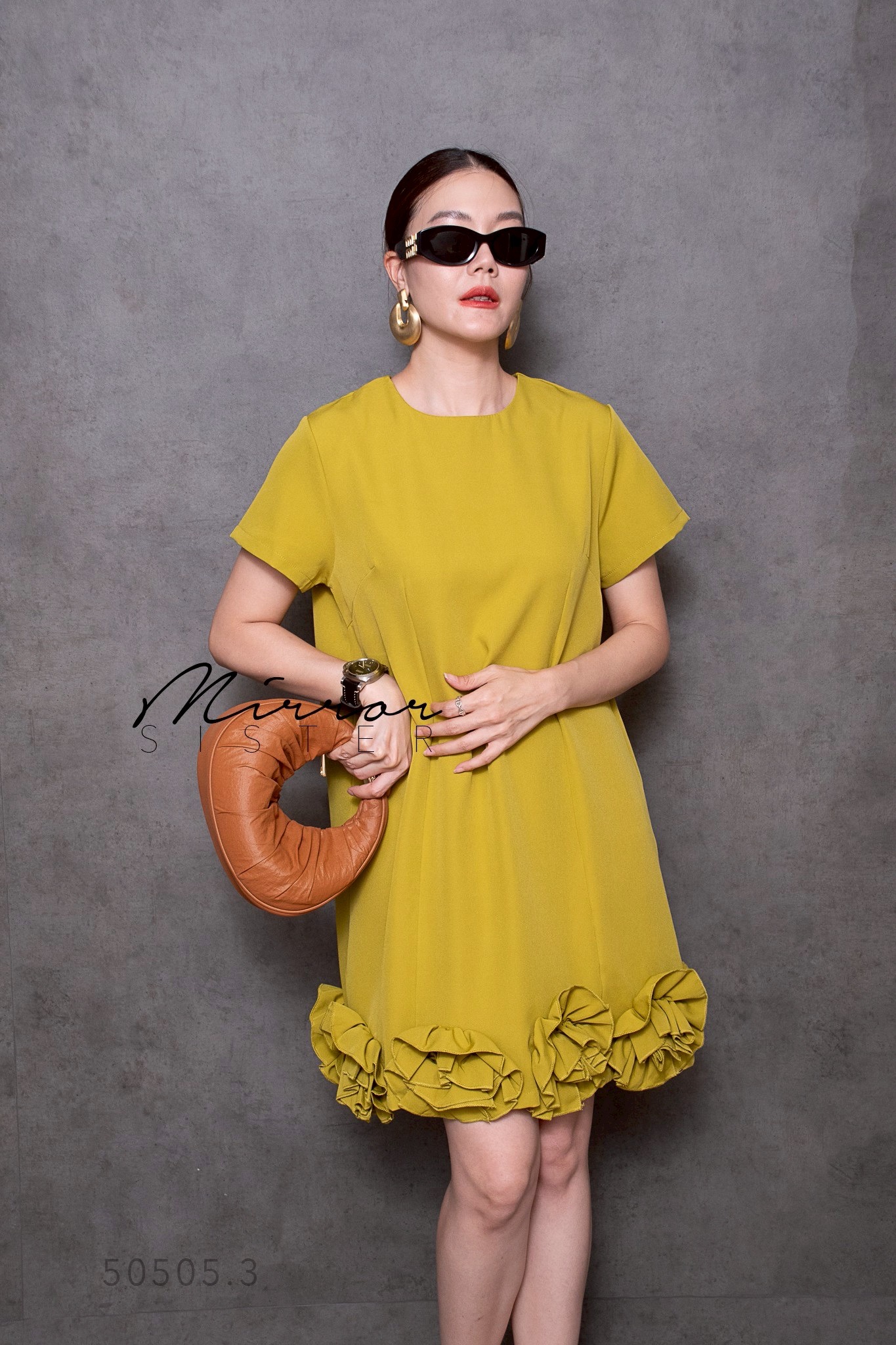 MiRRoRSiSTER's NaRNi FLoRAL DReSS•• เดรสแขนสั้นทรงเรียบง่ายแต่ใส่แล้วโก้ มีดีเทลโดดเด่นตะโกนที่ชายกระโปรงแต่งดอกไม้Handmadeดอกใหญ่สวยจึ้งมาก เนื้อผ้าดีใส่ขึ้นทรงสวย เปล่งบานงามมากทุกสี