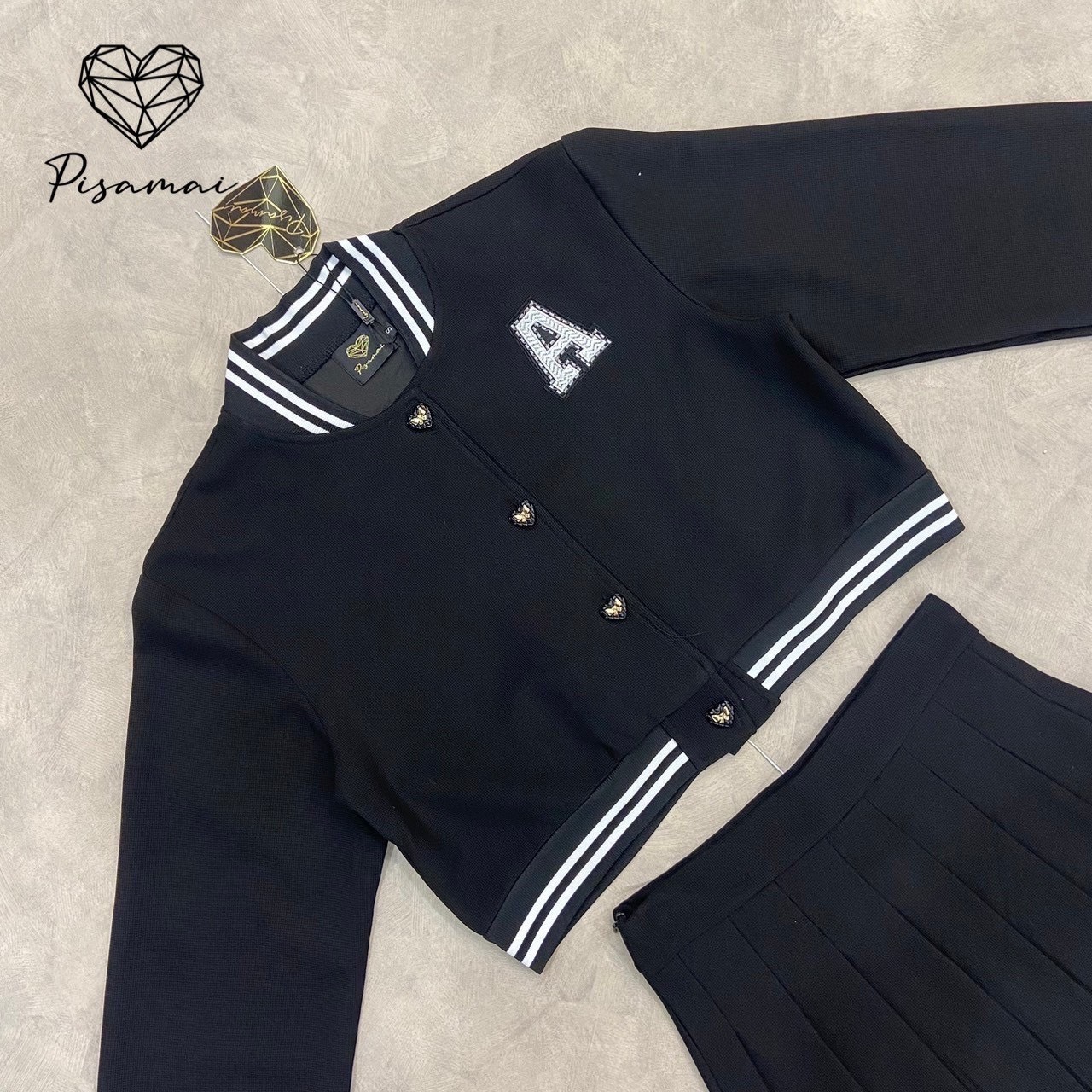 เซ็ตเสื้อแจ็กเก็ตแต่งขอบยางดำ ปักล่ยอักษร มาคู่กับกระโปรงพลีตสีขาวตัวสั้น ดีเท็ลรุ่นนี้ใส่สวย น่ารักมากๆค่าสาวๆ ห้ามพลาดเลยค่า
