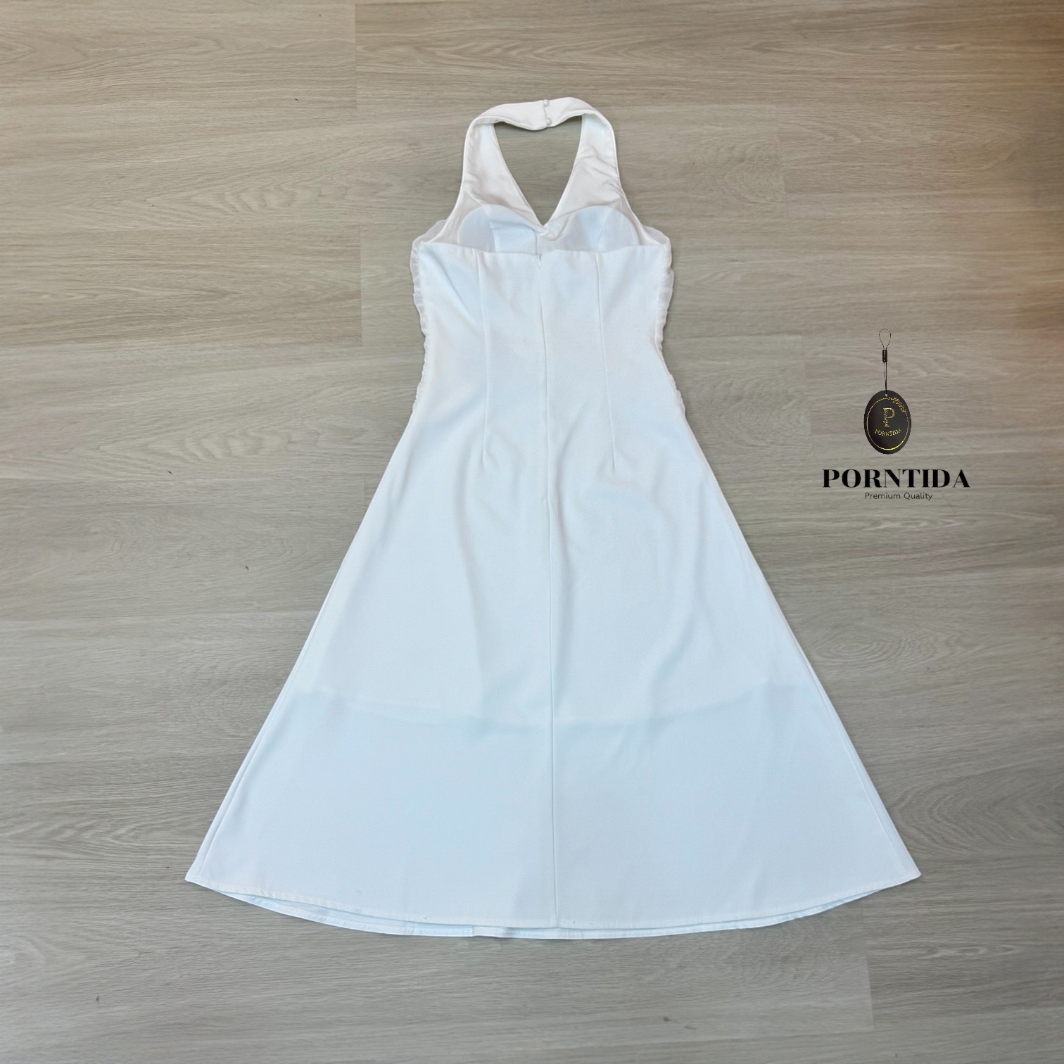 แบร์นPORNTIDA 🤍 Detail : ชุดเดรสคล้องคอยาวสีขาวแต่งกระดุมด้านหน้าสีทองตรงคอมีกระดุมหน้าอกเสริมฟองน้ำ งานซิปหลังรุ่นนี้ผ้าหนางานสวยมากมาในแนวเรียบหรูชุดเดรสยาว