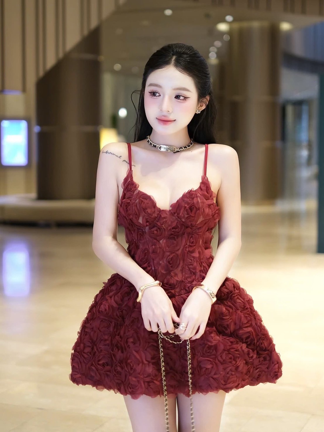 เดรสดอกไม้ 3D🌺 เดรสสีแดงชุดนี้จะใช้ผ้าลายดอกไม้ 3D เนื้อนิ่ม ไม่คัน เป็นเดรสทรงเข้ารูป ทรงสายเดี่ยว ตรงสายสามารถปรับระดับได้ อกมีฟองน้ำเย็บติดอย่างดี