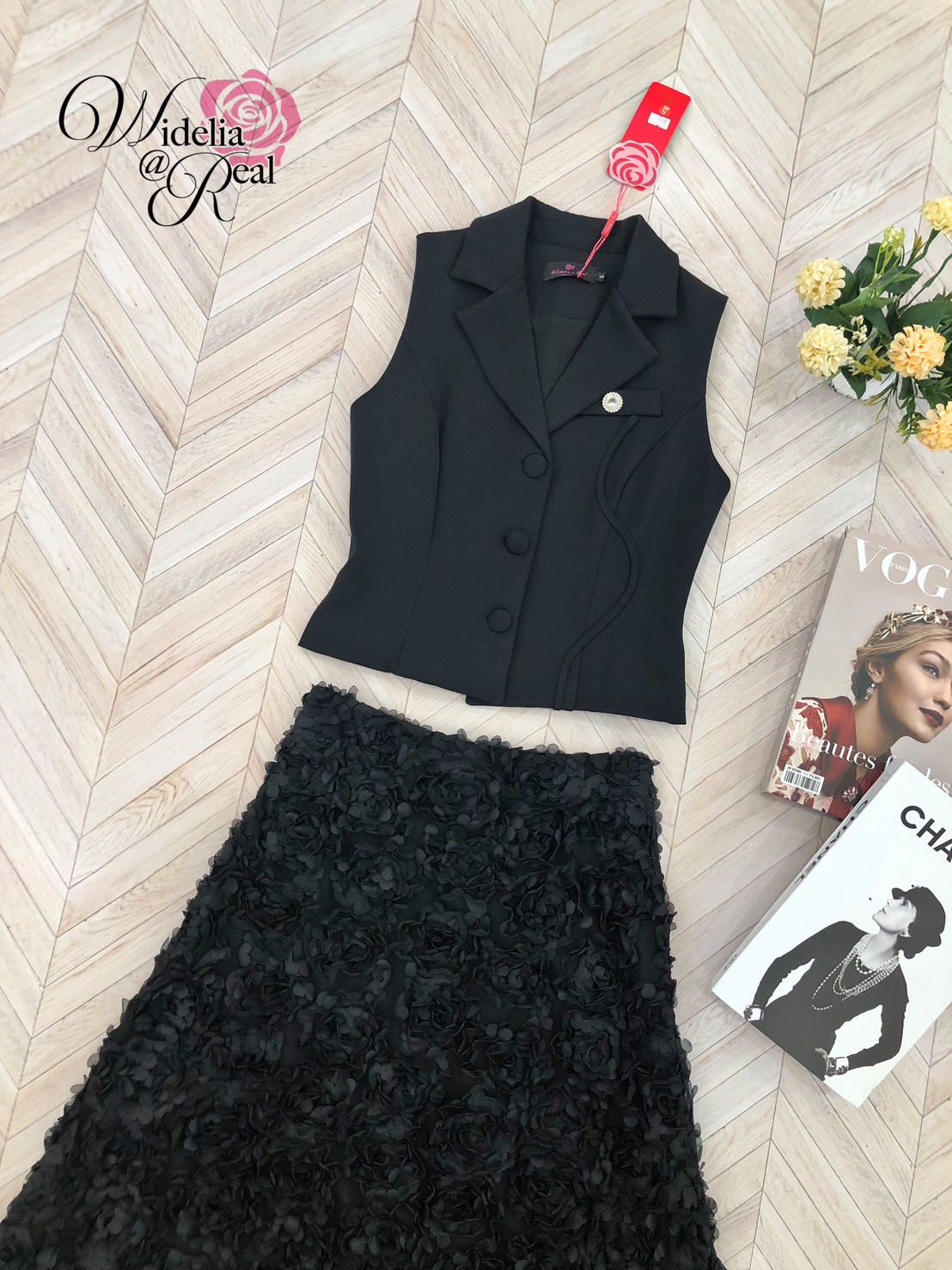 Set เสื้อแขนกุดปกสูทกับกระโปรงยาว ตัวเสื้อผ้าเรียบ สีพื้น อกมีกระดุมเพชร กระดุมหน้า กระโปรงเนื้อผ้าลูกไม้ป๊อบอัพ เอวสูง ซิปหลัง ชุดนี้งานสวยมากๆ ผ้าดีมีน้ำหนัก ไม่บาง ผ้าใส่สบายผิว
