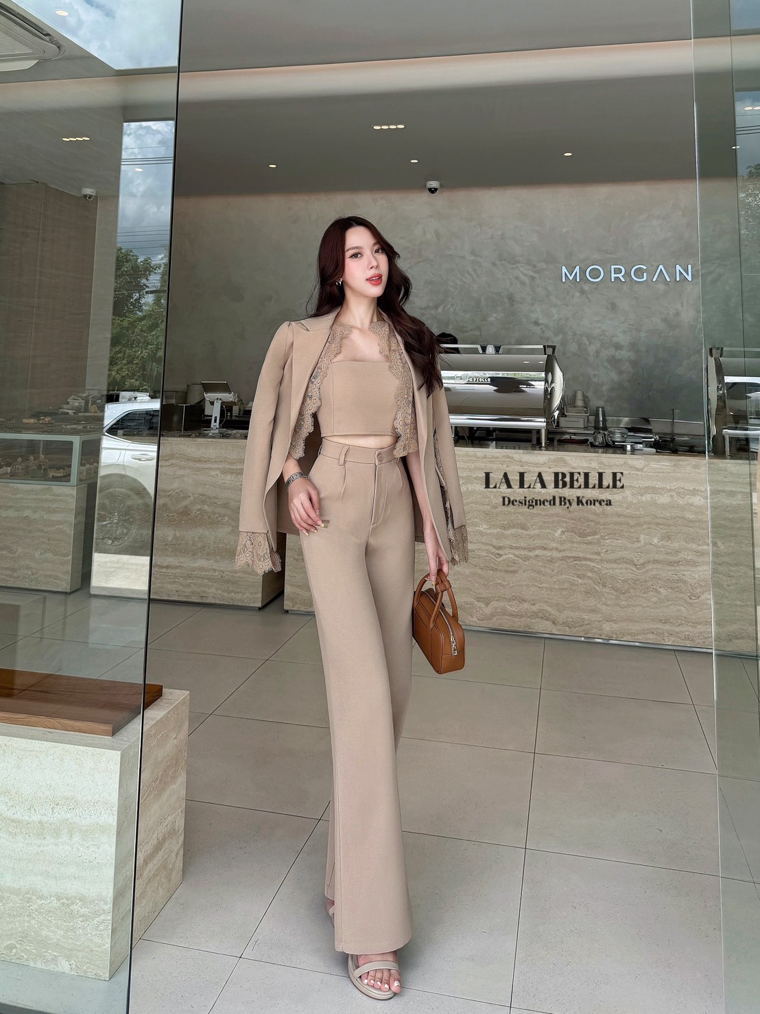 เซต3ชิ้นผ้าสูทอัดกาวอย่างดีผ้าดีทรงสวยเสื้อครอปสายเดี่ยวเสริมฟองน้ำปรับสายได้ใส่คู่กางเกงขายาวเอวสูงมีกระเป๋ากางเกง2ข้างมีซับในอัดกาวอย่างดีมาพร้อมเสื้อสูทคอปกแขนยาวผ่าแขนแต่งลูกไม้ช่วงขอบคอและขอบแขนมีซับในอัดกาวอย่างดีงานคุณภาพ