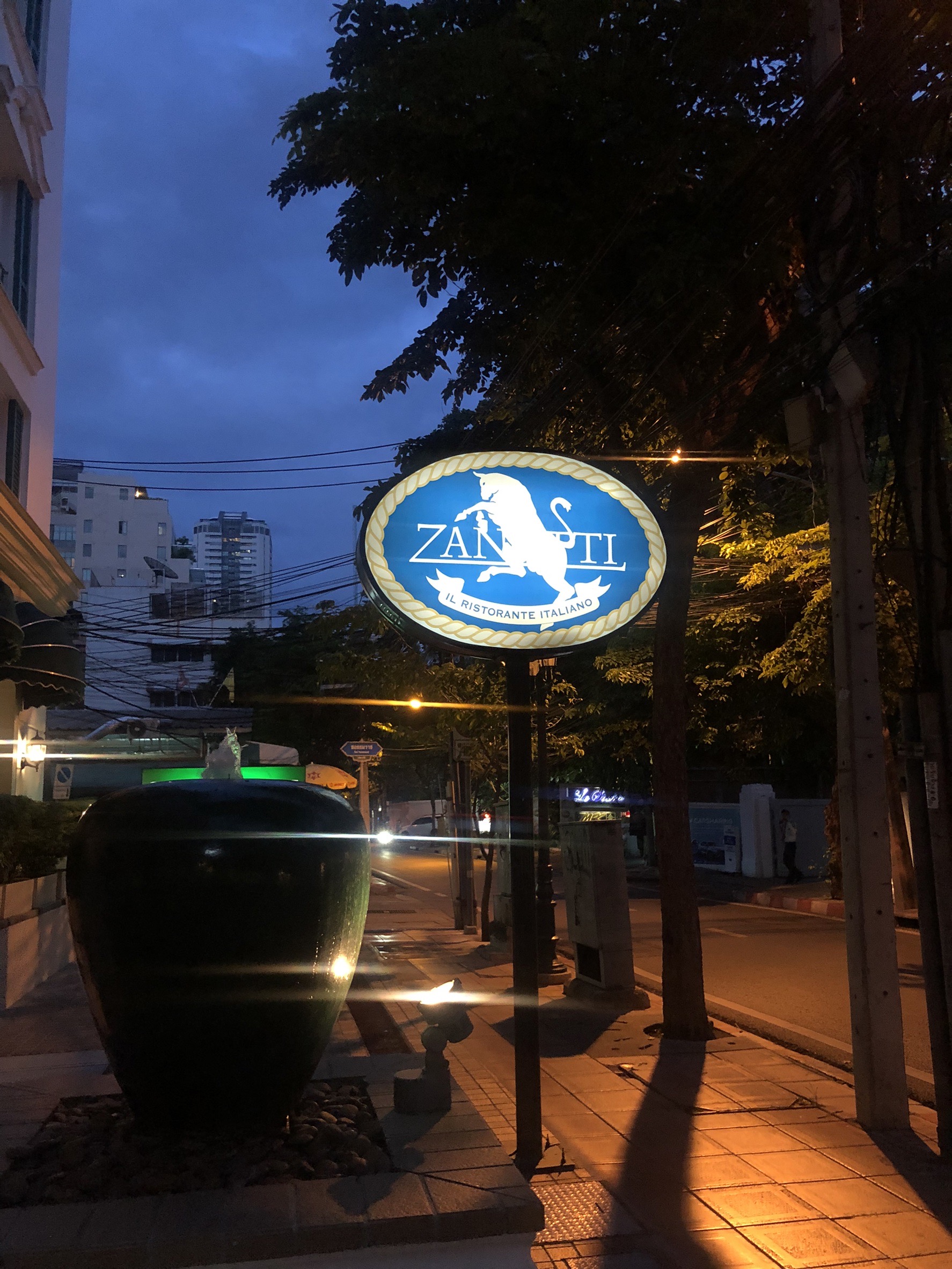 อักษรไฟและกล่องป้ายไฟ