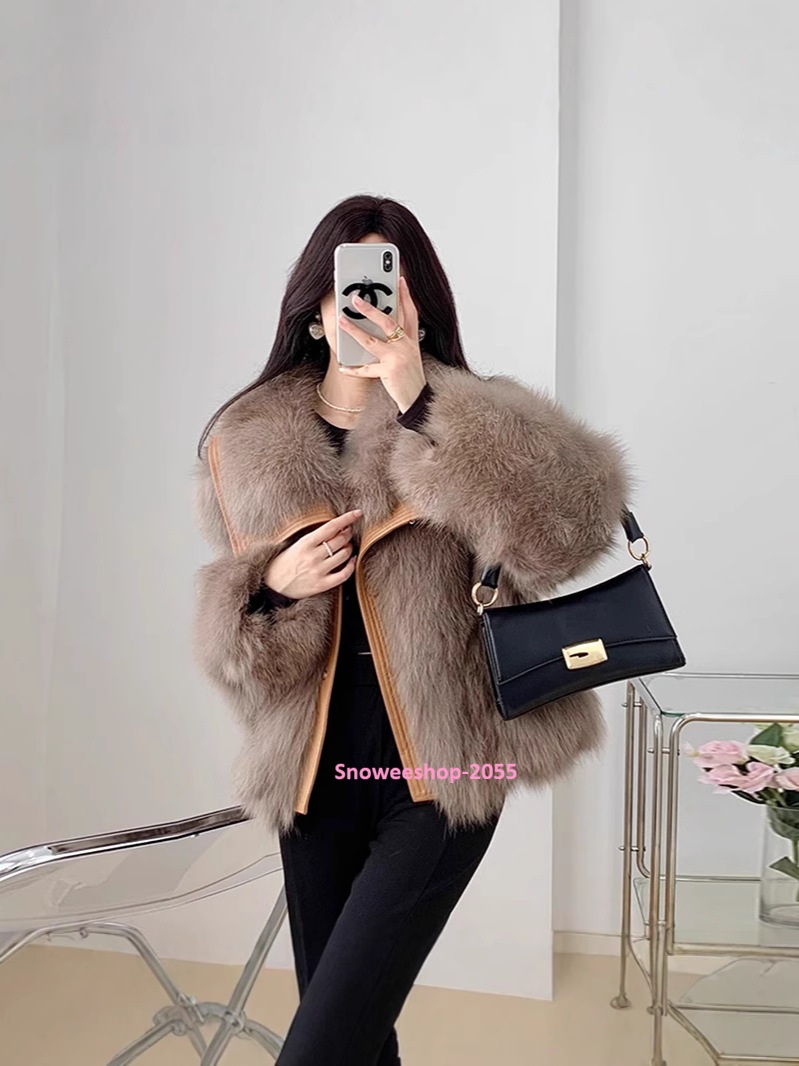 สวยหรู ดูแพงทุกลุค เสื้อโค้ทขนเฟอร์แต่งขอบหนัง ไฮเอนสุดปัง อุ่นหนา แต่ใส่แล้วเบาสบาย ขนนุ่มฟู ดีไซน์โอเวอร์ไซ หรูหราแบบคุณหนู ใส่แล้วถ่ายรูปสวยทุกมุม มี 2 สีสุดคลาสสิค ควรมีติดตู้