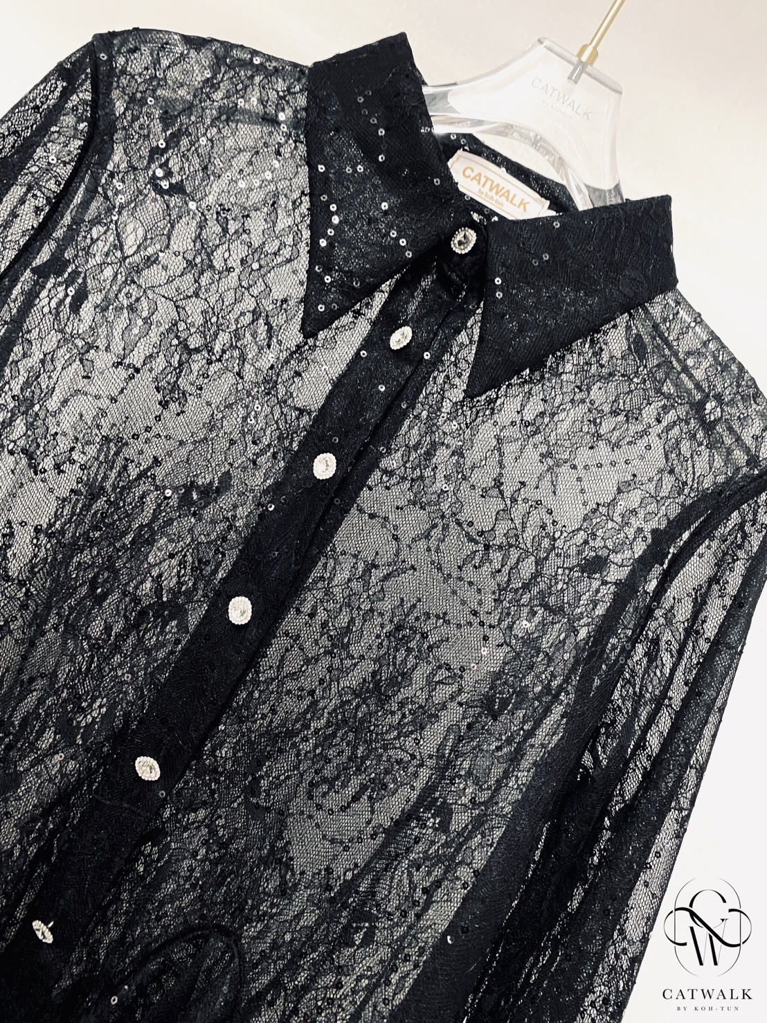 งานป้าย CATWALK BY KOH-TUN Detail>>>เสื้อเชิ้ตเทหลังผ้าลูกไม้ซีทรูปักแต่งเลื่อม เนื้อผ้าลูกไม้ซีทรูเกรดเอ