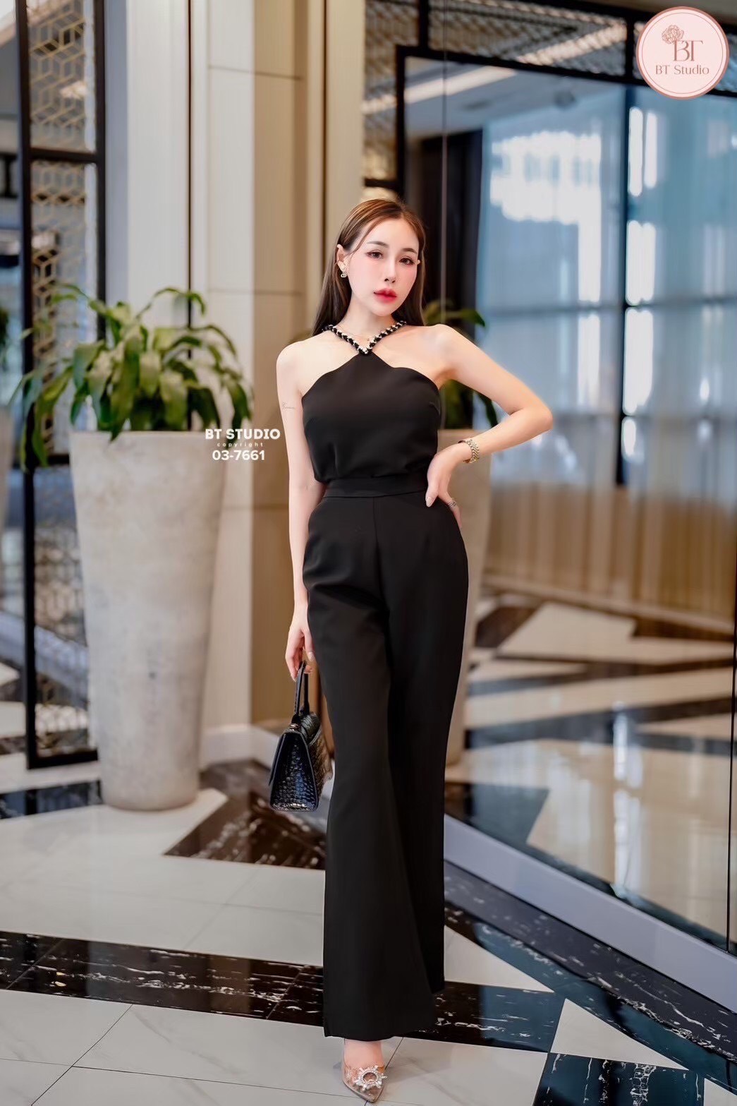 TAG : BT studio DETAIL : เซท 2 ชิ้น เสื้อสายเดี่ยว สายสีดำคาดสลับกับโซ่สีทอง ช่วงอกเสริมฟองน้ำ มาพร้อมกางเกงขายาว ซิปหลัง ซับใน