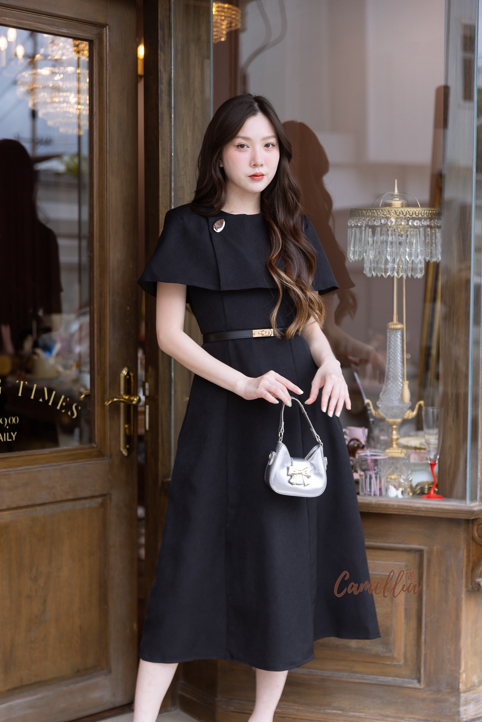 เดรสคอกลมทรงแขนปิดไหล่ ช่วงอกแต่งกระดุมสีเงิน + เข็มขัดสีเดียวกันกับชุด เดรสทรงสวย ใส่ออกงานหรือทำงานได้เลยคะ