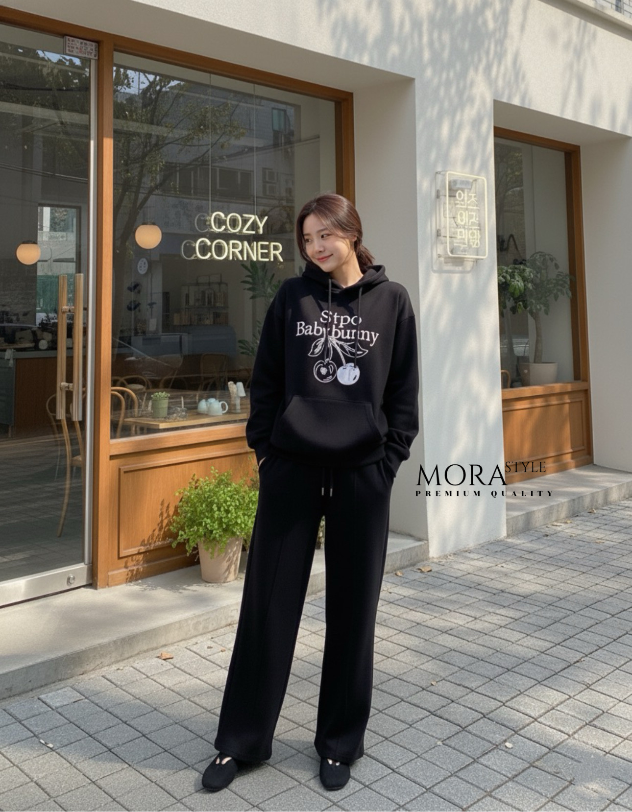 เซ็ท 2 ชิ้น เสื้อแขนยาวมีฮูดหมวกปักแต่งลายเชอรี่ช่วงอก มาพร้อมกับกางเกงขายาวผ้าใส่สบาย ใส่แมตช์ในสไตล์สาวแอร์พอร์ตลุคได้เลยค่ะ เป็นอีกรุ่นที่หนาวนี้ต้องมีนะคะ