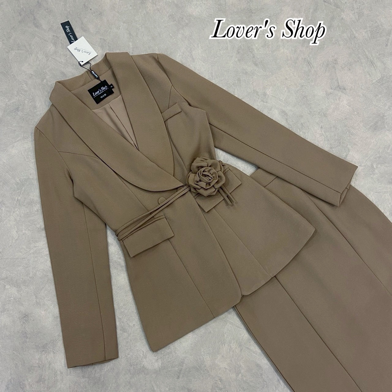 Teg : Lover’s Shop Detail : Set 3ชิ้น เสื้อสูท+กระโปรง ได้สายคาดเอวดอกไม้ด้วยนะคะ ลุคCEOสาว ดีเทลเสื้อสูทกระดุมหน้า ช่วงอกมีกระดุมซ่อน กระเป๋าเสื้อใช้งานได้ แม็ทกับกระโปรง ทรงเอวสูง ซิบหลัง เย็บมีซับในถุงชายกระโปรง ด้านหลังผ่าเล็กน้อยเพื่อให้กาวเท้าเดินสะ