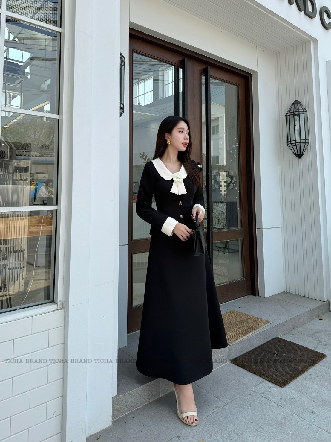 👗👗Detail : ชุดเซต2ชิ้น สีดำเสื้อแขนยาวดีเทลแต่คอปกครีมและปลายแขนครีม แต่งเข็มกลัดริบบิ้นโบว์ดอกไม้ที่คอ ดีไซน์สวย(อกเสริมฟองน้ำให้ทรงสวย)มีกระดุมหน้าปั้มลายสวย มาพร้อมกับกระโปรงยาวทรงย้วยพริ้วสวย (มีซิปหลัง) เย็บซับในอย่างดี ผ้ามีน้ำหนัก ท