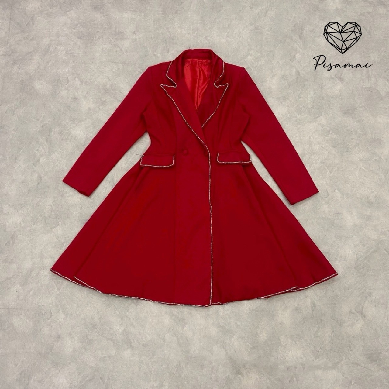 เดรสสูท5ส่วนสีแดงแขนยาว คอปก ช่วงขอบแต่งเพชรวิ๊งๆ ผ้าหนา สวยมากค่า ใส่เฟียสๆ แกรมๆ ได้ไม่ซ้ำใคร ต้องมีเลยค่า