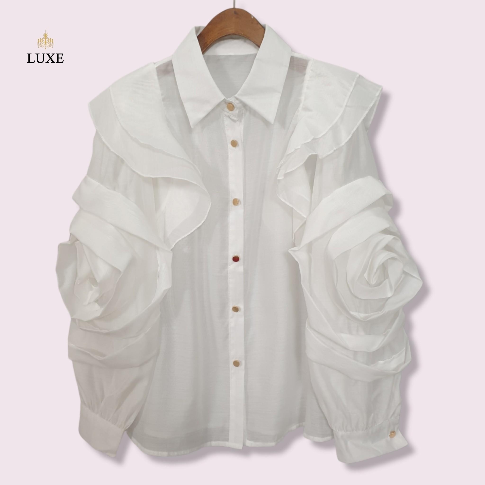 สีขาว Embellished Flower Long Sleeve Shirt เสื้อเชิ้ตคอปกแขนยาว ผ่าหน้าติดกระดุม ดีเทลแขนเสื้อแต่งด้วยผ้าในตัวเป็นรูปดอกไม้ ทำจากผ้าไหมเครปผสมคอตตอน เนื้อนุ่ม โปร่ง