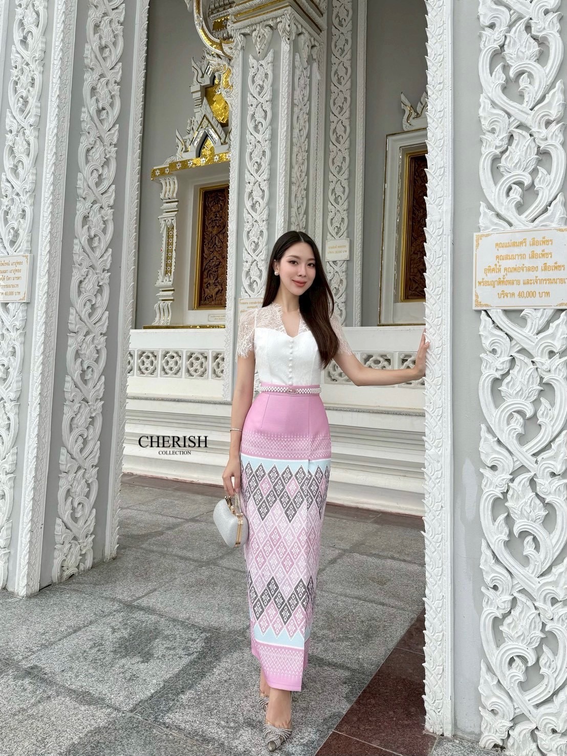เซ็ท ชุดไทย ตัวเสื้อลูกไม้คอวีตกแต่งกระดุมตรงกลางซับในเกาะอกครึ่งตัว ผ้าถุงเอวสูงลายไทยซิบหลัง มีซับในกันโป๊อย่างดี มาพร้อมเข็ดขัดมุก จะใส่เข้าพิธีสำคัญ งานบุญ งานมงคลสมรส จะไปงานไหนรับรองเด่นสุดๆเลยค่า