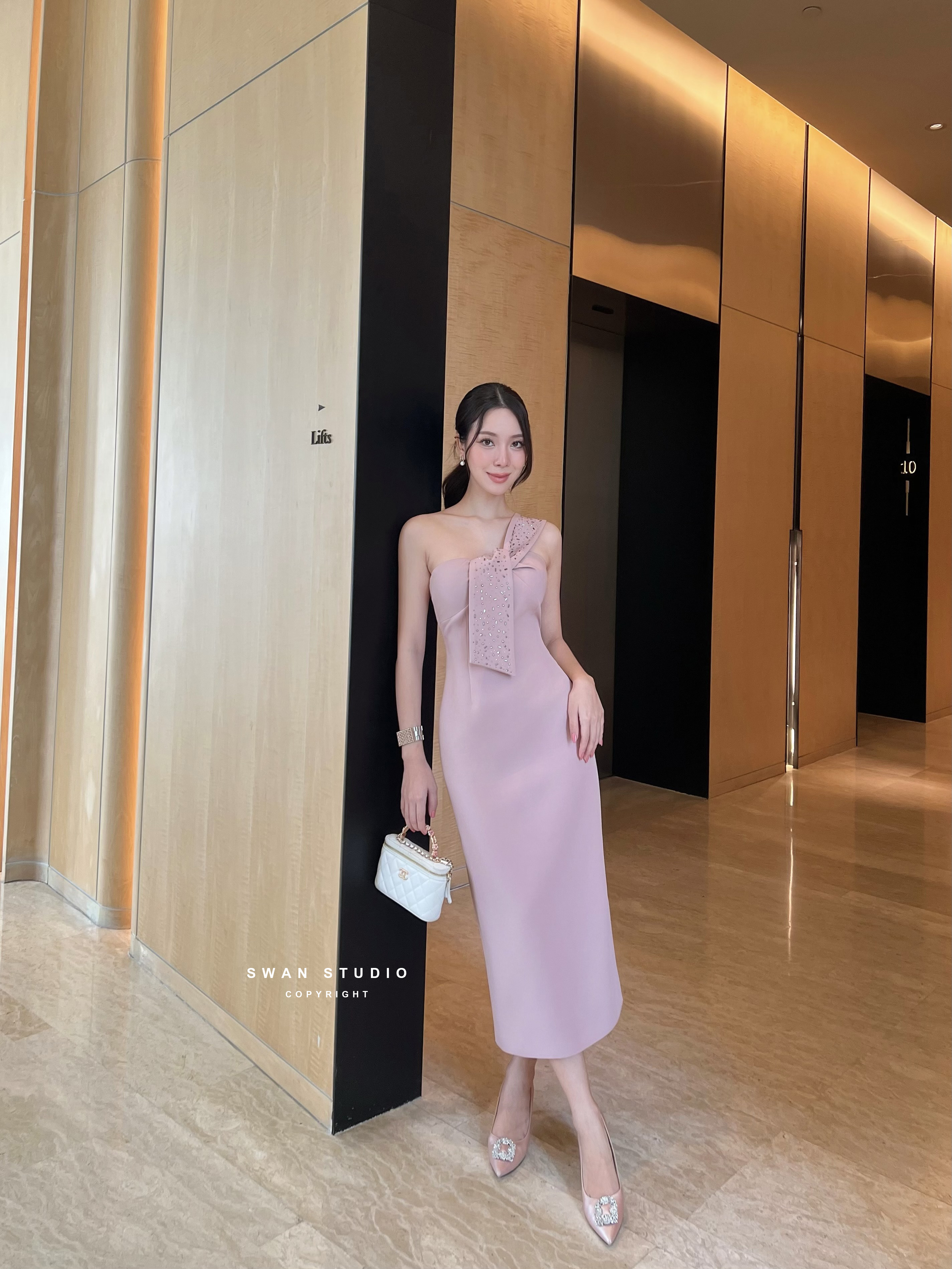 เดรสชมพูยาว สายปาดข้างเดียว ตรงอกทีรูสำหรับร้อยสาย ตรงสายแต่งประดับด้วยเพชร ด้านหลังผ่าให้เดินง่าย ดีไซน์สวยลัคซูมาก ใส่ออกงานสวยเด่น ห้ามพลาดค่ะ Swan Studio เ