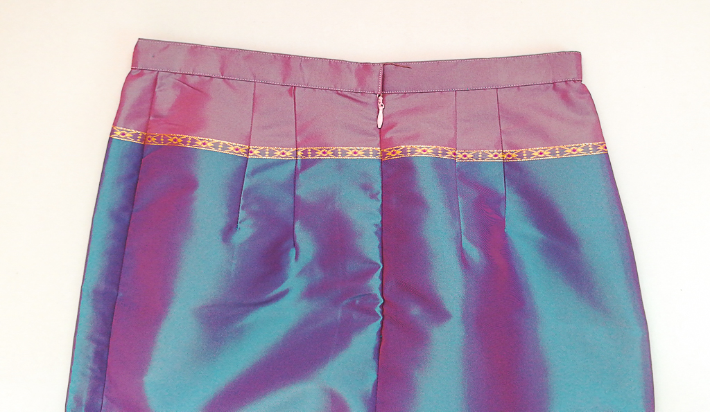 ผ้าถุงไหมสำเร็จรูป (สีน้ำเงินอมม่วง) งานตัดเย็บประณีต อัดผ้ากาวตามสีของผ้าถุง เนื้องานดีเกรด A (รอบเอว 28 นิ้ว)