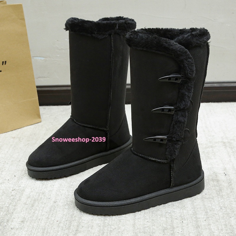 บูทยาวบุข้างในกำมะหยี่นุ่ม อบอุ่นสบายทุกย่างก้าว พื้นหนานุ่ม + กันลื่น มั่นใจทุกเส้นทาง หนังนิ่ม ใส่แมทช์ได้หลายลุค ไม่ว่าจะสตรีทชิค หรือเอลิแกนซ์ มีให้เลือกถึง 3 สีสุดคลาสสิค ครบทั้งแฟชั่นและฟังก์ชันในคู่เดียว