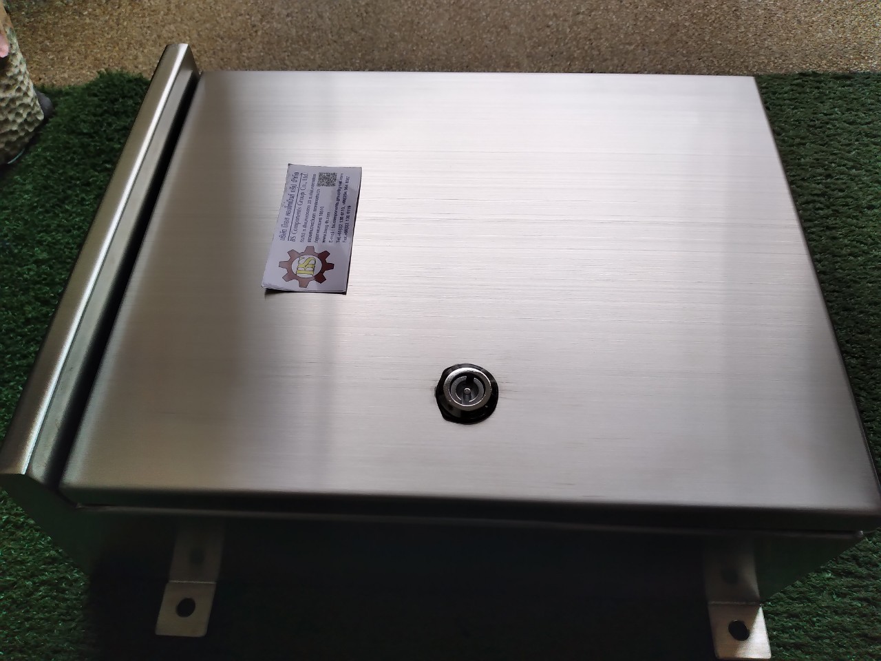 ตู้คอนโทรลสแตนเลส 304 กันน้ำ ฝาช้ันเดียว หลังคาสโลป W280xH350xD150mm. พร้อมหูยึด 4 มุม หนา 2มม.