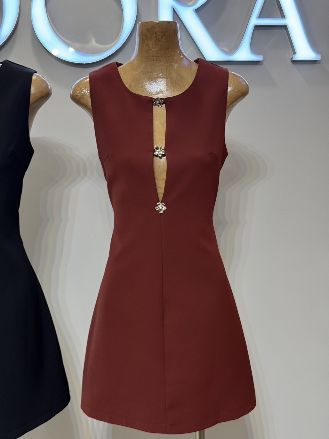 มินิเดรสดีไซน์น่ารักๆใส่ง่ายๆในช่วงนี้ แนะนำตัวนี้เลยค่ะ สาวๆ อโดร่า มินิเดรส ดีไซน์แขนกุด แต่งอะไหล่ช่วงอก ตัวเดรส ใช้ผ้าโพลีเอสเตอร์