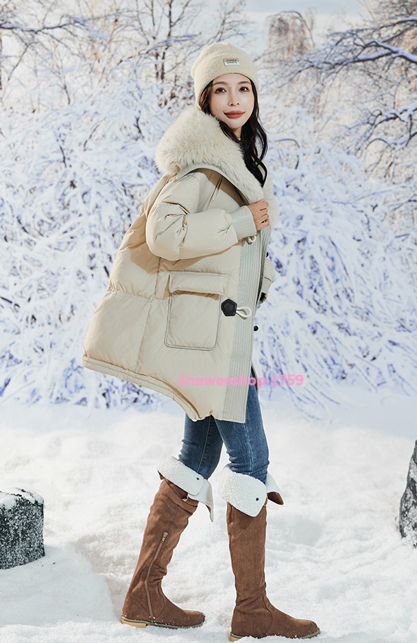 Down Jacket Coat เสื้อกันหนาวของผู้หญิง ทรงโอเวอร์ไซใส่แบบหลวมๆ แต่งปกเฟอร์และกระดุมแบบวินเทจ ผ้าเคลือบสารสะท้อนหยดน้ำ กันหนาว กันลม กันหิมะ ใส่ติดลบได้ดี มี 2 สี