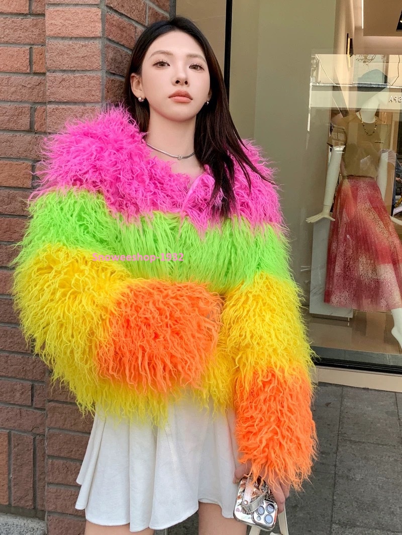 เทรนด์โค้ทขนเฟอร์ฤดูใบไม้ผลิ & ฤดูหนาว 2025 สีสันสดใส ไม่ซ้ำใคร! ชมพู | เขียว | เหลือง | ส้ม ตัดกันอย่างลงตัว ขนฟูนุ่ม มีทั้งขนยาว & ขนสั้น อุ่นแต่ไม่อึดอัด สวมใส่สบาย กันหนาว กันลม แมทช์ได้ทุกลุค เพิ่มสไตล์ให้ลุคฤดูหนาวของคุณ