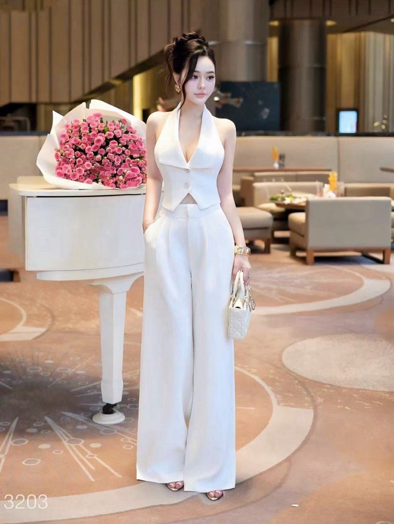 ชุดเซต เสื้อ+กางเกงขายาว เสื้อมีดีเทลแต่งกระดุมหน้า มีซับในอย่างดี เนื้อผ้าดีมากๆ มาคู่กับกางเกงขายาวทรงสวยมาก กางเกงมีซิบด้านหน้า ใส่เที่ยว