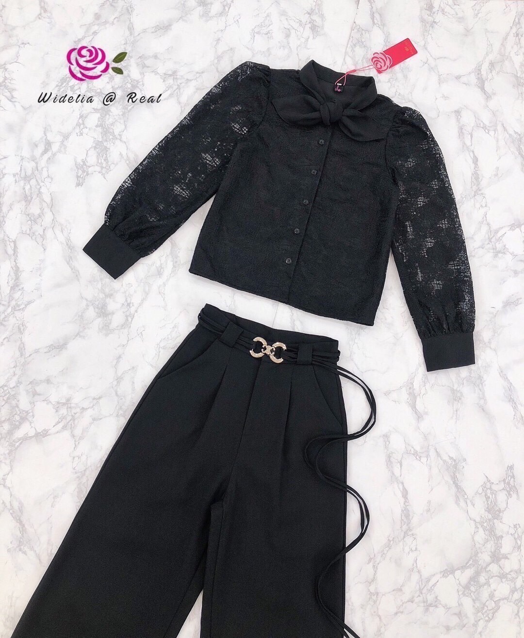 Set เสื้อลูกไม้แขนยาวกับกางเกงขากระบอก มาพร้อมเข้มขัดให้1เส้น คอผูกโบว์ กระดุมหน้า กางเกงผ้าสีพื้น เอวสูง มีกระเป๋าล้วง งานทรงสวยเป๊ะมาก คัตติ้งเนี๊ยบ รุ่นนี้คือสวยจริง รับรองใส่ออกมาไม่ผิดหวังการันตีให้เลย บอกเลยห้ามพลาดเด็ดขาด งานดีงานสวยแน่นอน