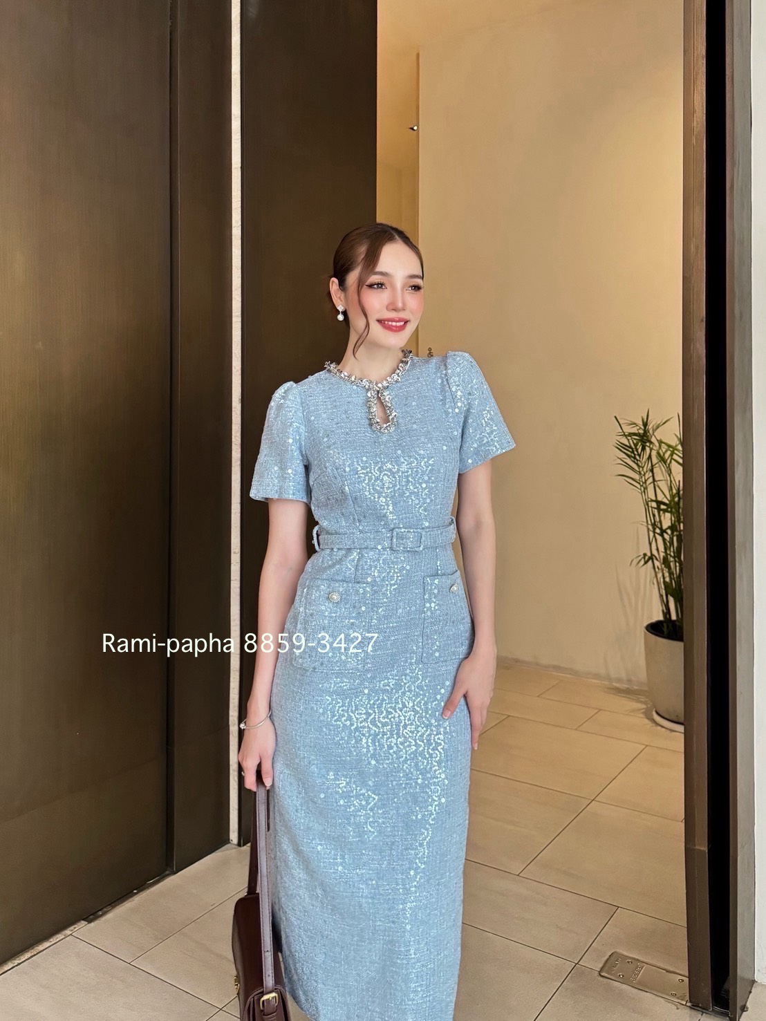 Label :: RAMI-PAPHA(รมิปภา) เดรสตัวยาวเนื้อผ้าทวีตปักwinkสวยหรูโดดเด่น ยิ่งโดนแสงยิ่งสวย winkปักสลับเล็กใหญ่แน่นๆสวยมากก ดีเทลแต่งอะไหล่คอสวยหรูโดดเด่น มีฟองน้ำจัดให้ทรงสวย กระเป๋าหน้าใช้งานได้จริง แต่งกระดุมมุกล้อมเพรชสีเงิน ชายกระโปรงด้านหลังผ่าขึ้น ซับ