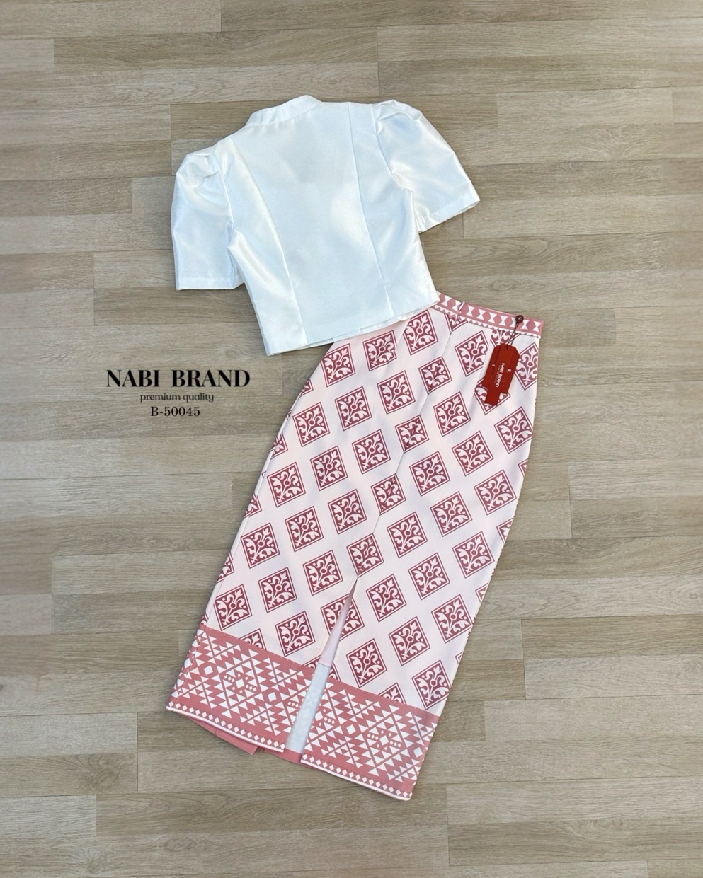 Label :: #NABIBRAND Code :: B-50045 Detail :: ชุดเซ็ต 3ชิ้น เสื้อแขนสั้นแต่งด้วยกระดุมด้านหน้าทรงคอวีสีขาวบริสุทธิ์ ผ้าเงาสวยหรูอยู่ทรง มีฟองน้ำ ซับใน มาคู่กับกระโปรงพิมพ์ลายสีชมพู ผ้าอัดกาว ใส่ซับในมาให้เรียบร้อย เป็นงานซิปหลัง แถมเข็มกลัดดอกไม้ เมื่อนำม